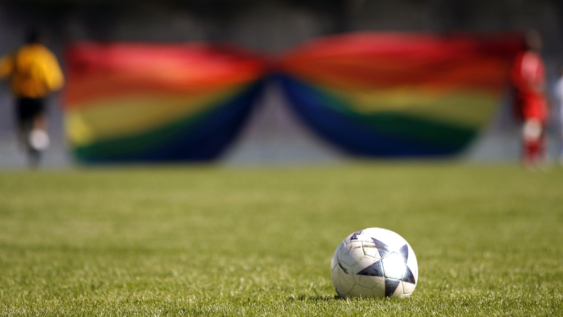 La FIFA ya tenía conocimiento sobre el lugar donde se festejaría el evento más grande del soccer, sabiendo que sería una apuesta arriesgada para todos aquellos que irían, en especial los aficionados homosexuales. (Foto: AFP)