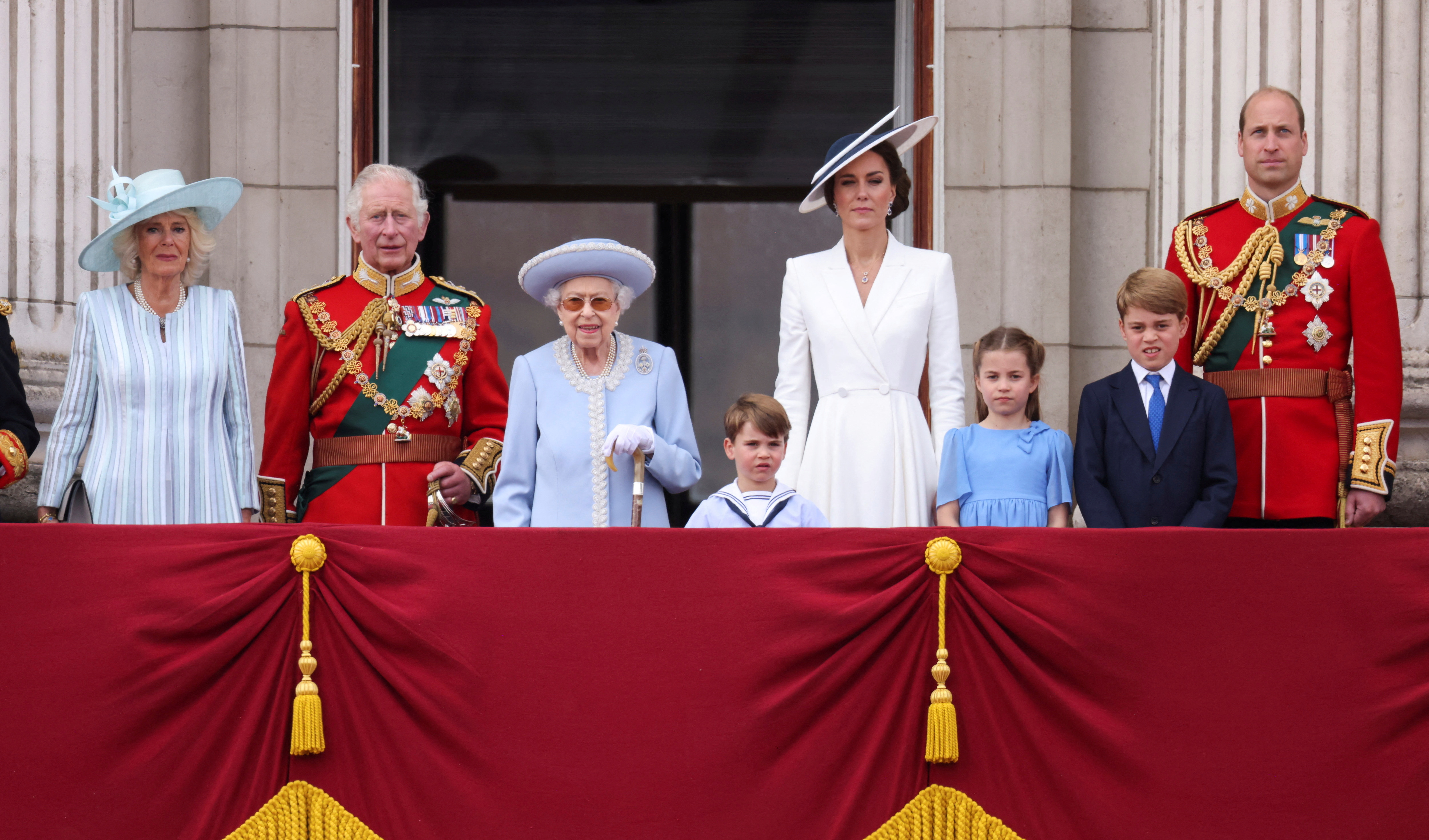 La reina Isabel II, junto al príncipe Carlos, las duquesas Camila y Kate, y los príncipes George Louis y Charlotte durante las celebraciones por el jubileo de Platino (Reuters)