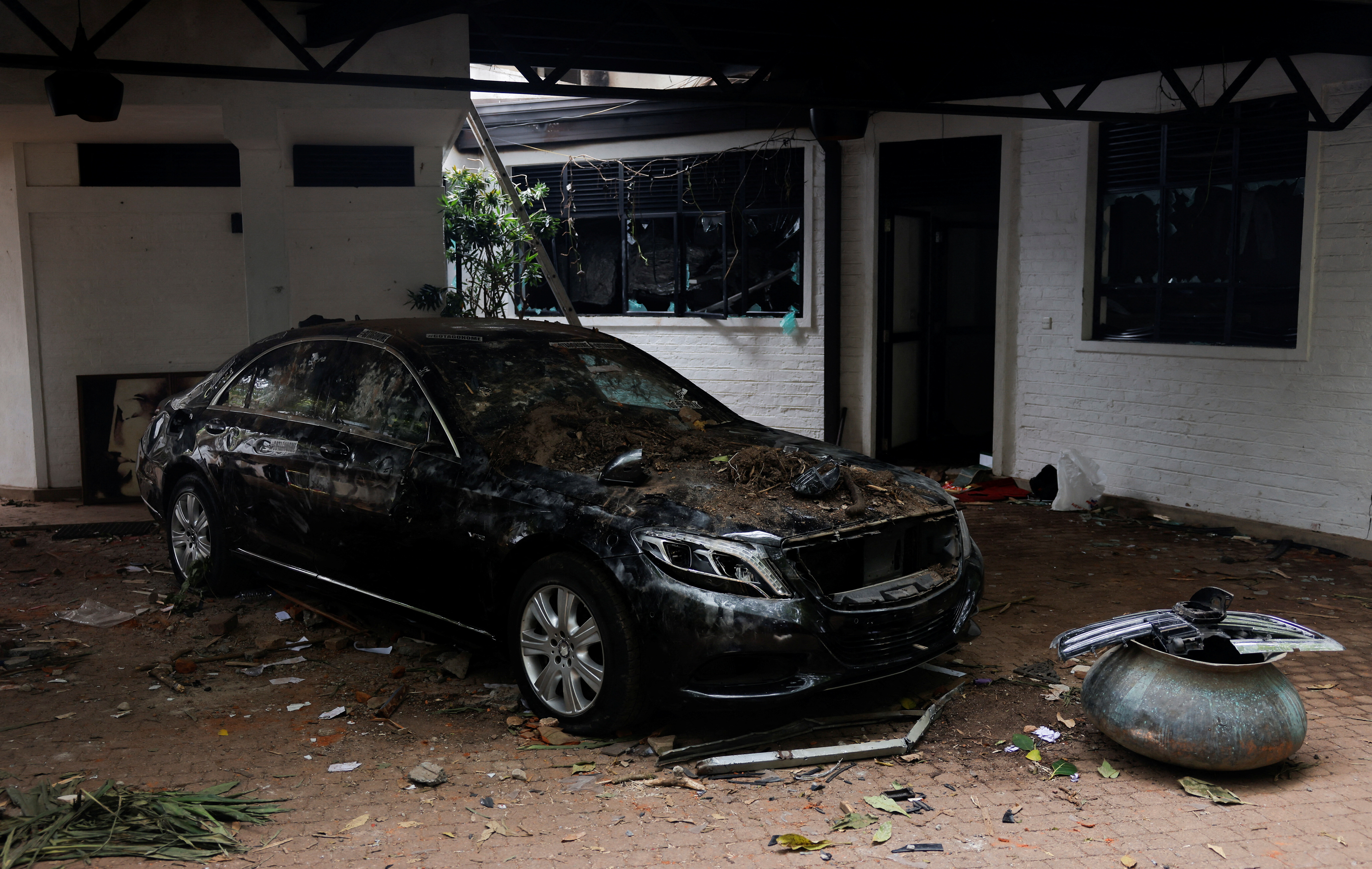 Un automóvil dañado quedó abandonado tras la guida del mandatario (REUTERS/Dinuka Liyanawatte)