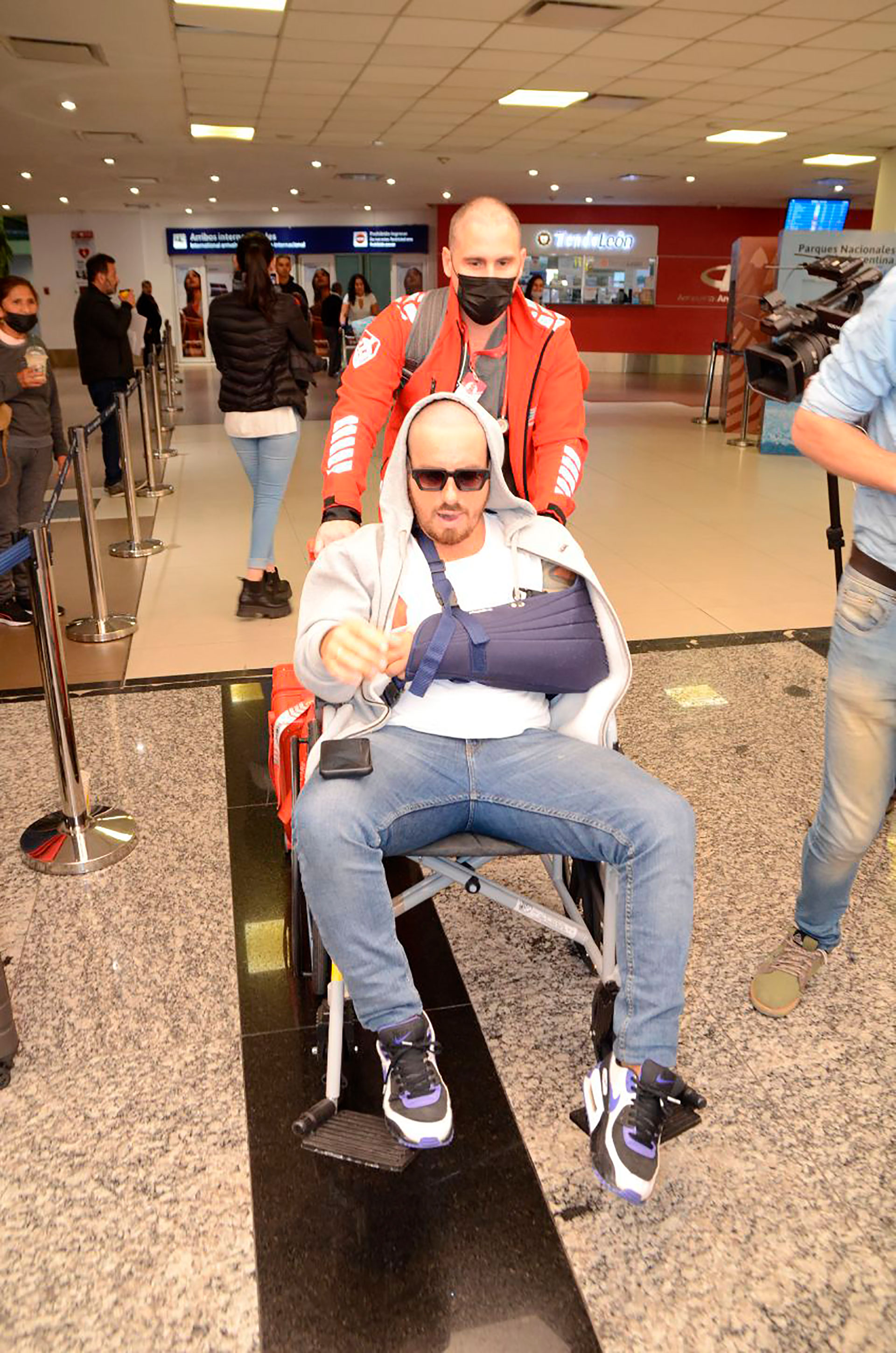 Fede Bal mostró cómo le quedó el brazo tras el peligroso accidente sufrido en Brasil 2 Fede Bal en su regreso al país tras el accidente en Brasil