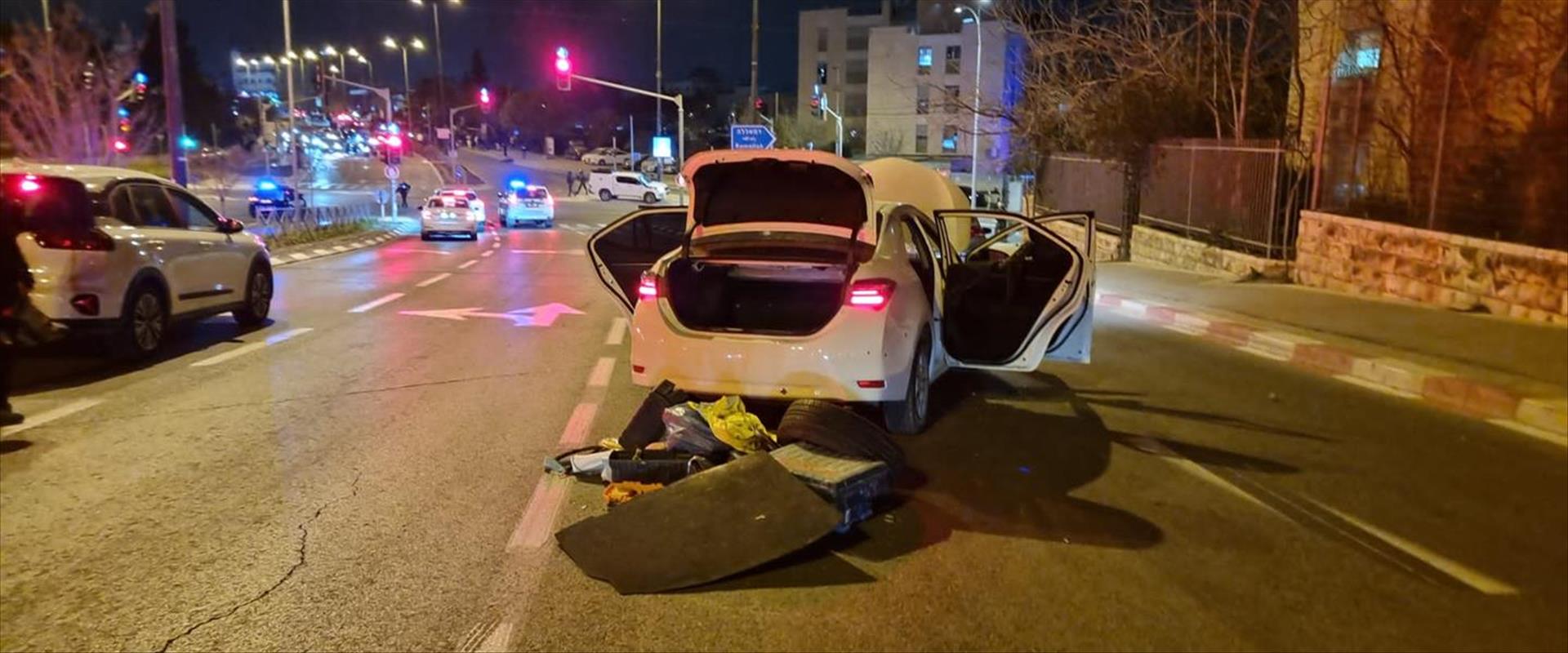 El automóvil que usó el terrorista cuando mató a siete personas en una sinagoga en el barrio de Neve Yaakov (Foto: Portavoz de la Policía)