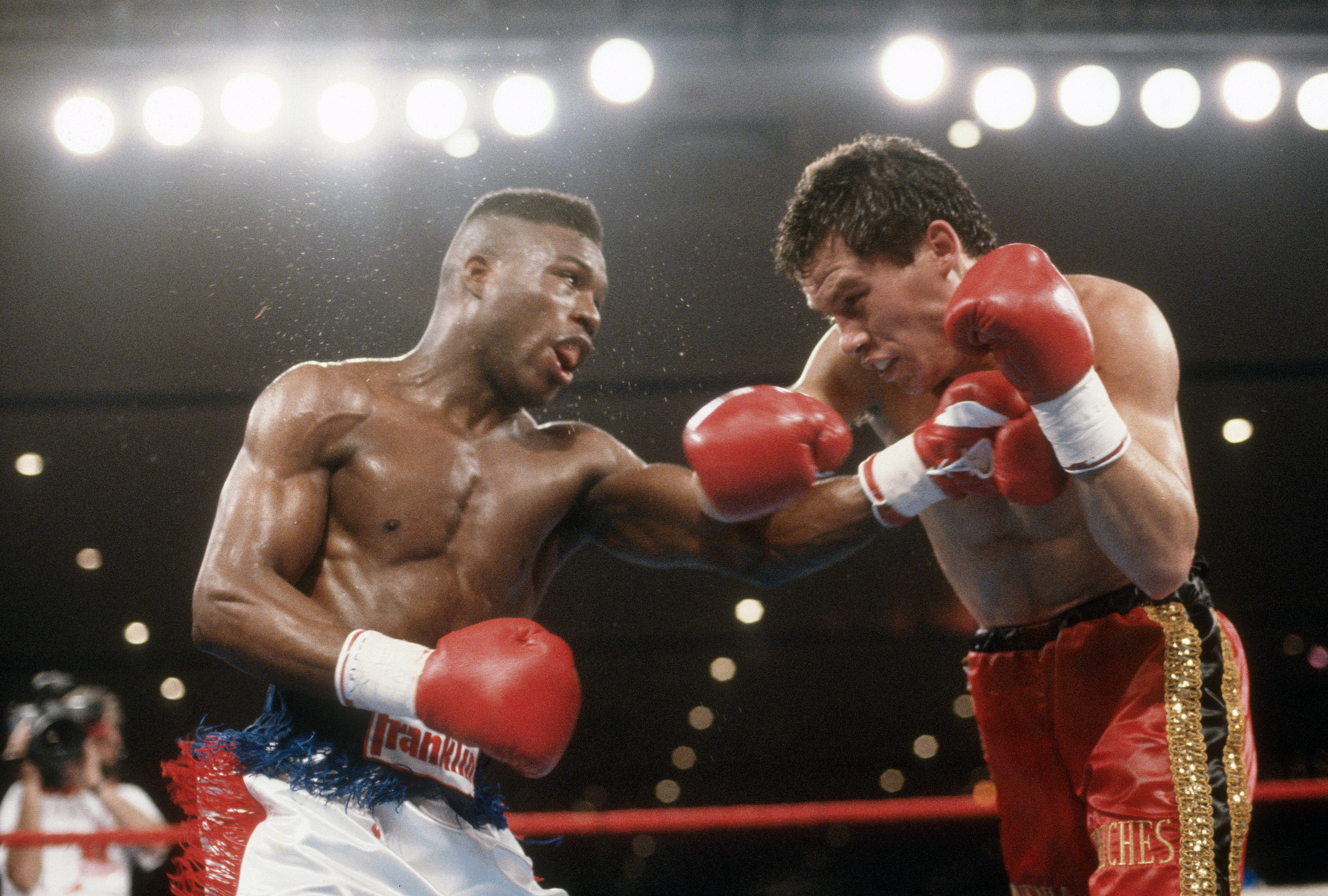 Una de las peleas que incluirá el libro será la que tuvo Chávez ante Meldrick Taylor en 1990 (Foto: Getty Images)