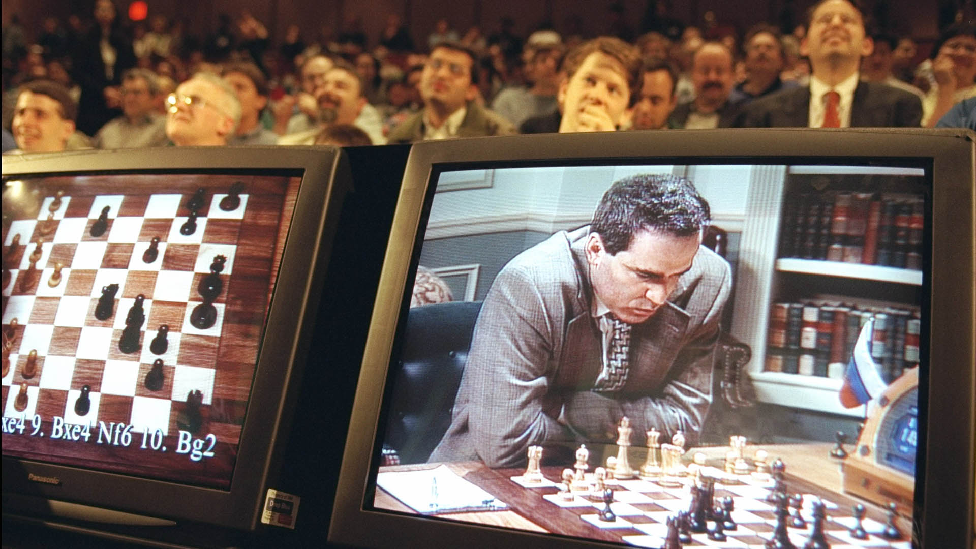 Garry Kasparov pensando su siguiente movimiento contra Deep Blue, la primera vez que una máquina predecía el futuro en el ajedrez. A partir de allí, y hoy más con la inteligencia artificial, no hay humanos que puedan vencer a la máquina