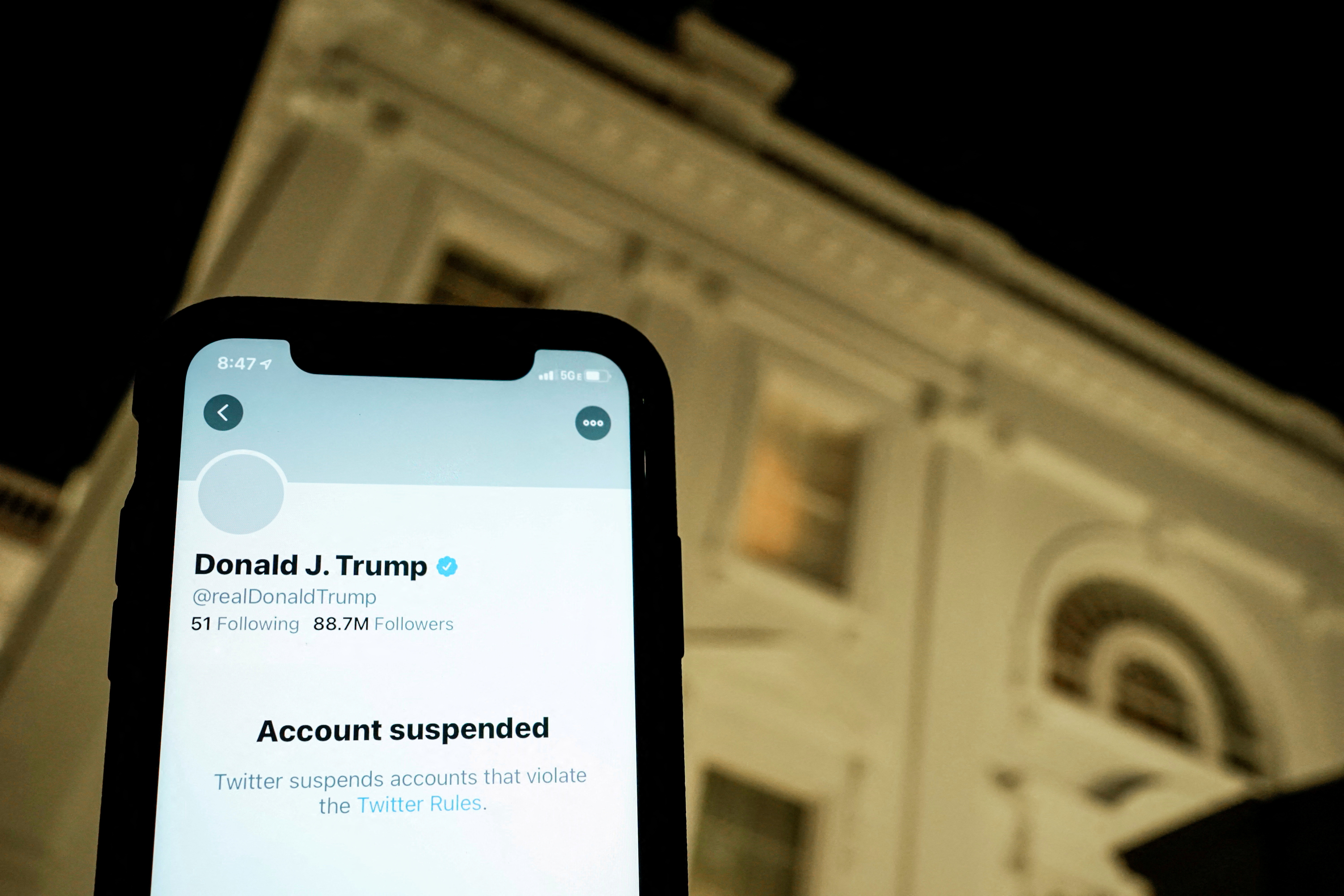 Trump ha dicho que no volverá a Twitter, pero no ha eliminado su cuenta (REUTERS/Joshua Roberts/Illustration/File Photo)