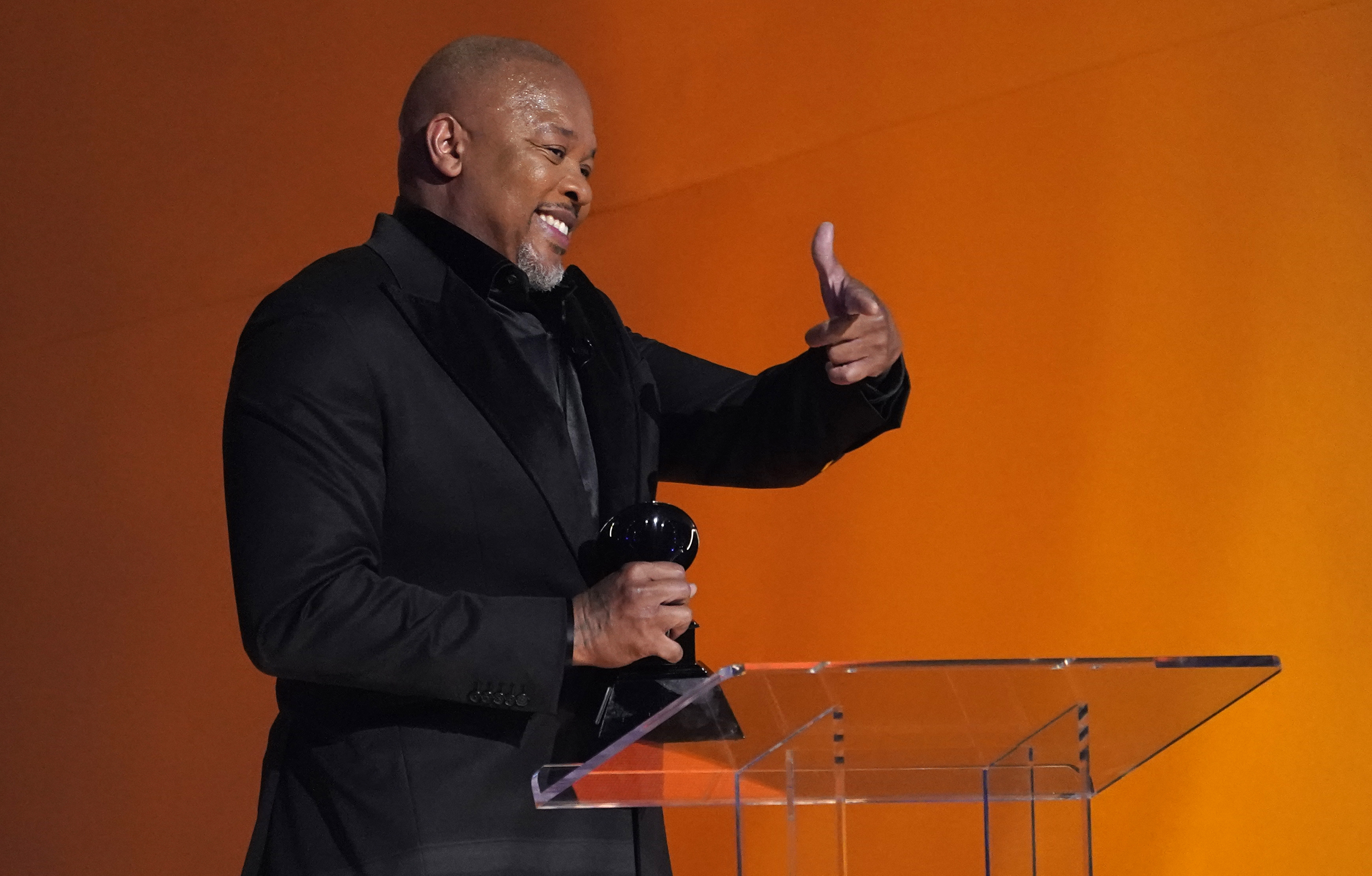 Dr. Dre recibe el premio Dr. Dre impacto global en la 65a entrega anual del Grammy el domingo 5 de febrero de 2023, en Los Angeles. (Foto AP/Chris Pizzello)