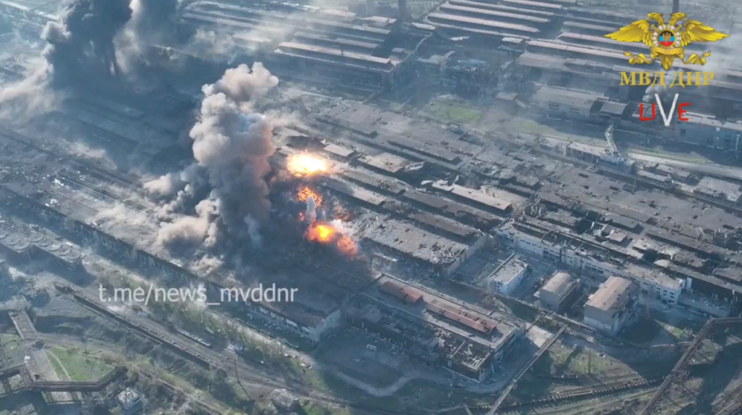 Una vista aérea de un bombardeo del complejo Azovstal, en Mariupol, Ucrania, en esta imagen fija de un video de distribución adquirido por Reuters el 5 de mayo de 2022. (Ministerio del Interior República Popular de Donetsk/ REUTERS)