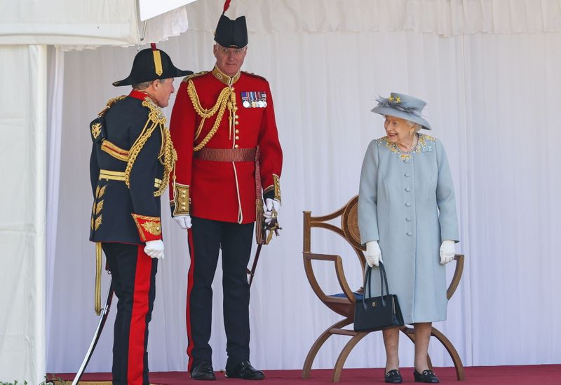 La reina Isabel II de Reino Unido asiste a una ceremonia por su cumpleaños oficial en el Castillo de Windsor (Chris Jackson/REUTERS)