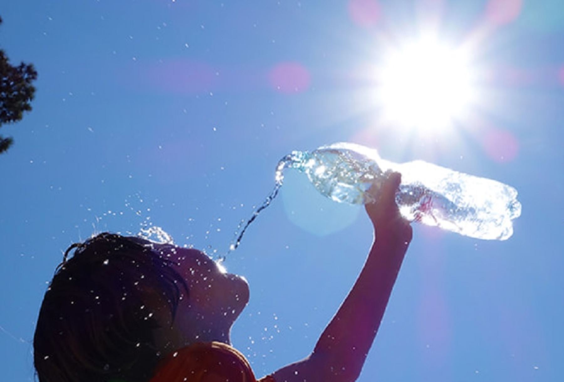 En la ola de calor, las autoridades recomiendan tomar dos litros de agua al día. (Andina).