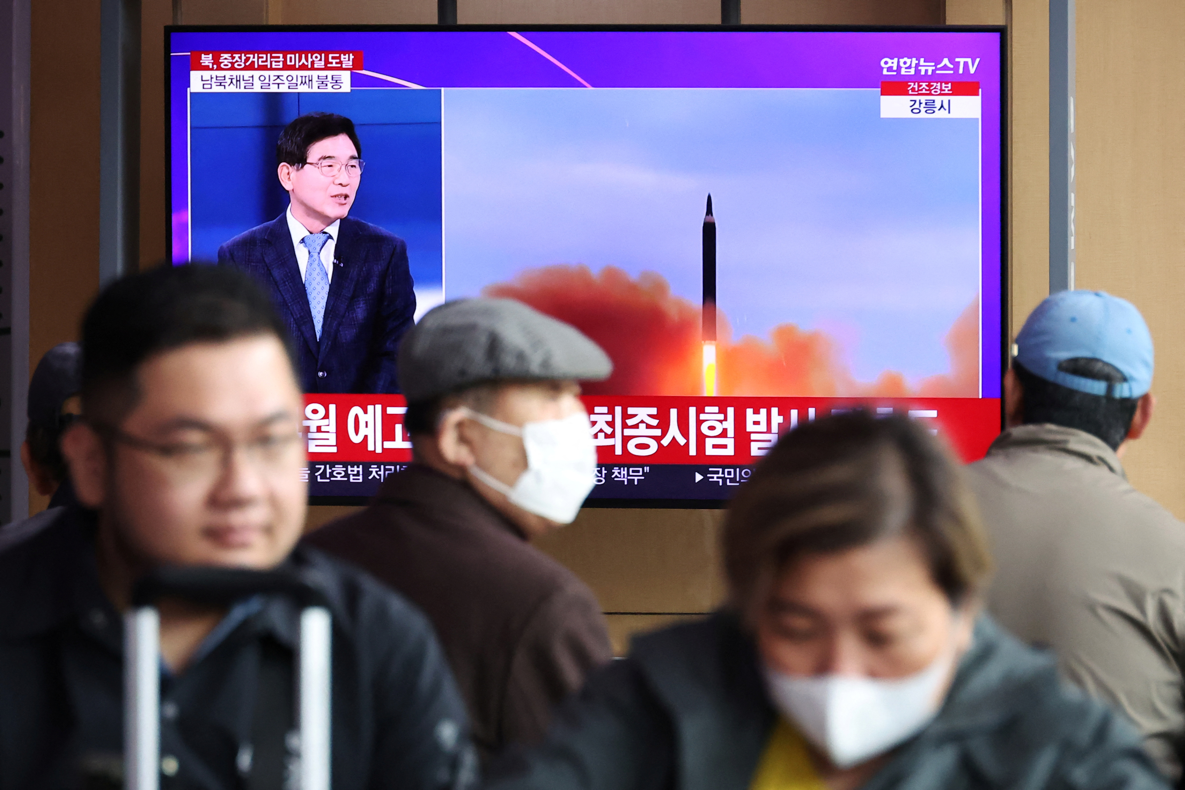 Varias personas observan un televisor que emite una noticia sobre el lanzamiento por Corea del Norte de un misil balístico de alcance intermedio o superior, en una estación de tren de Seúl, Corea del Sur, 13 de abril de 2023.   REUTERS/Kim Hong-Ji

