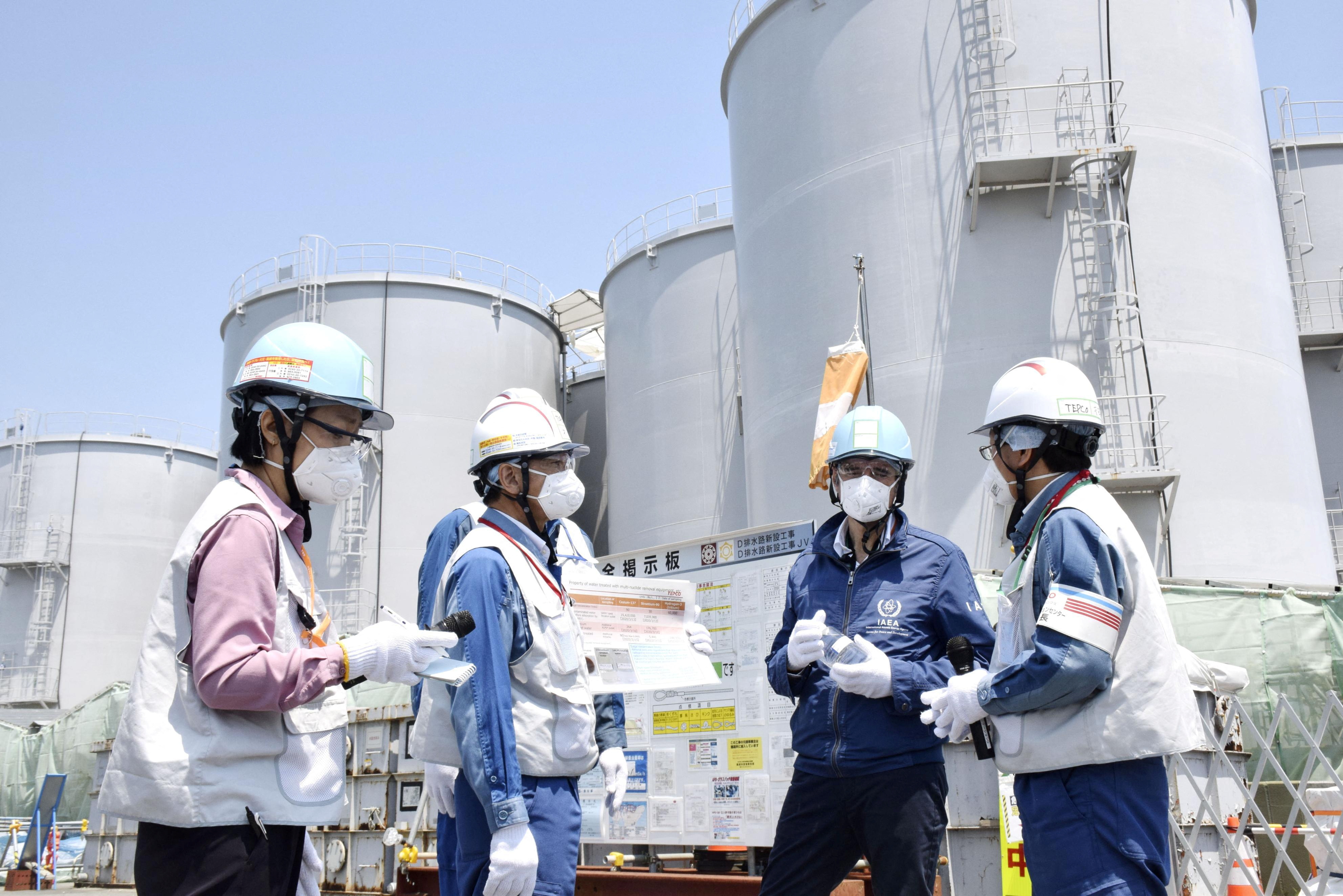 Esta medida alarga el plan inicial de la Compañía Eléctrica Tokyo Power (Tepco), que apuntaba como objetivo iniciar las labores de expulsión de aguas en la primavera de este año, después de filtrarlas con la intención de diluirlas en agua salada y echarlas al mar. (REUTERS)