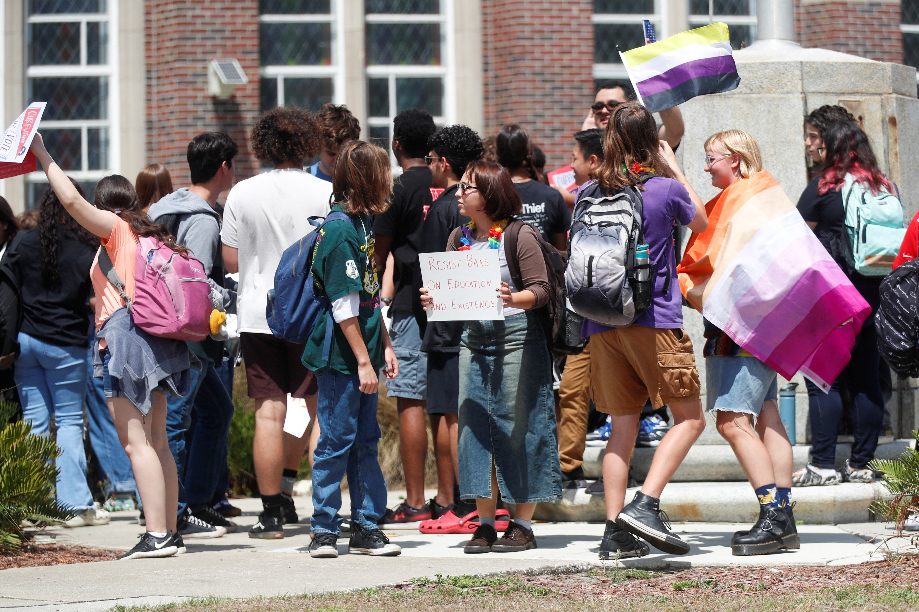 Una escuela de Estados Unidos prohibió que los alumnos lleven mochilas por motivos de seguridad