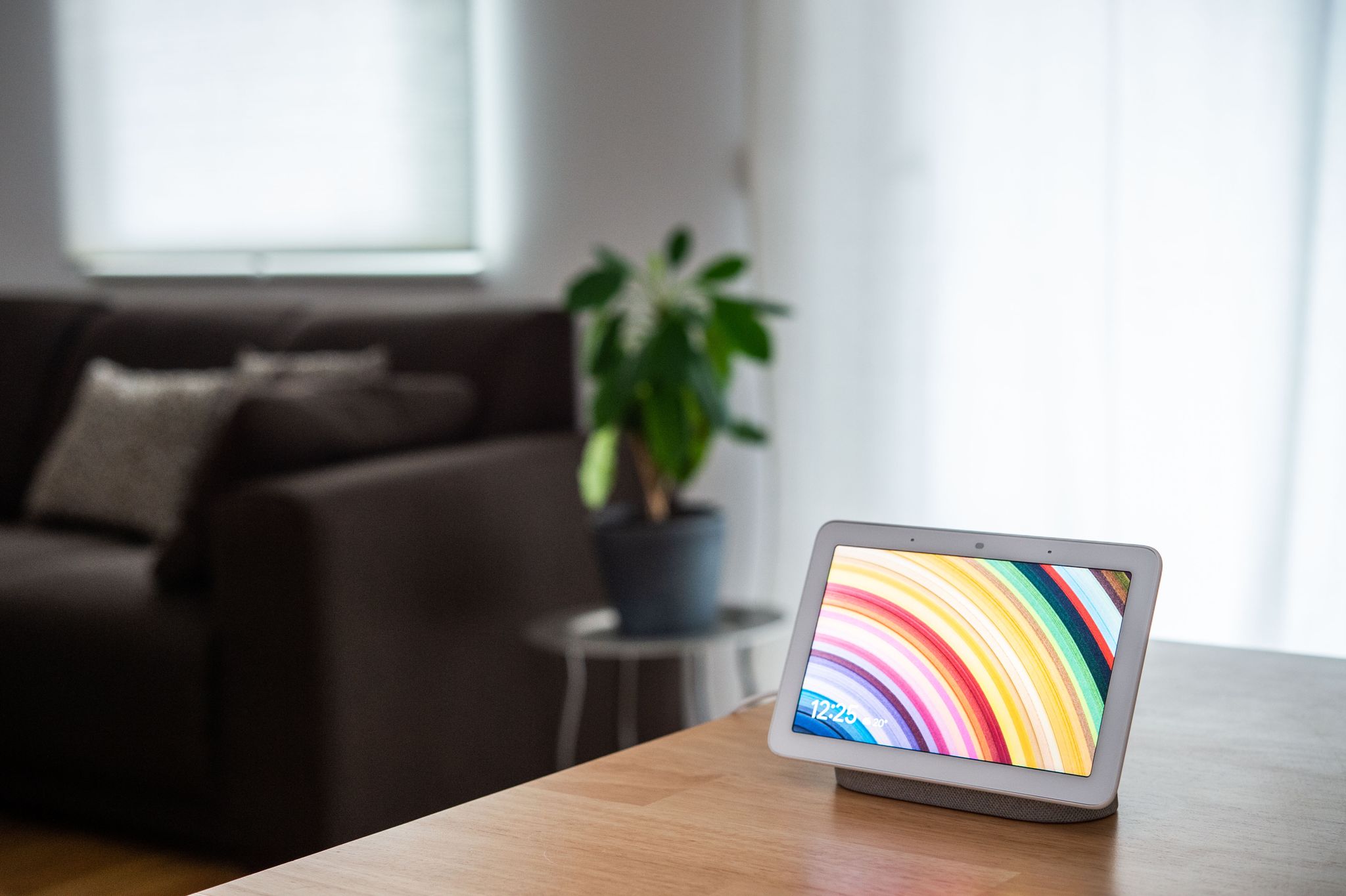 HANDOUT - Google anunció que Nest Hub Max, su altavoz inteligente con pantalla y cámara, detectará cuando lo miran para activarse, prescindiendo de la necesidad de la orden verbal "Ok, Google". Foto: Arne Immanuel Bänsch/dpa