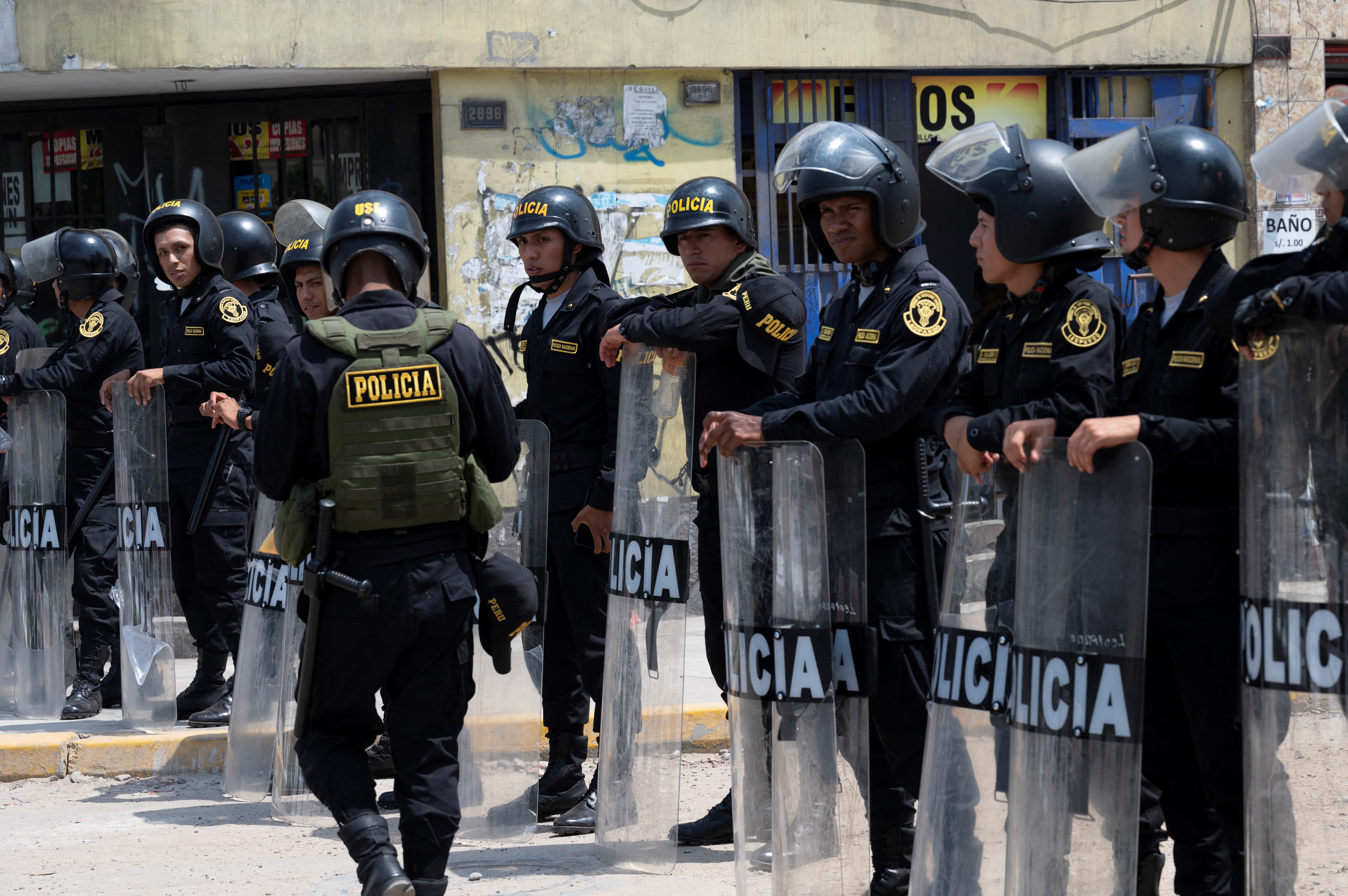 Policía resguarda las calles de Lima (Photo by Cris BOURONCLE / AFP)