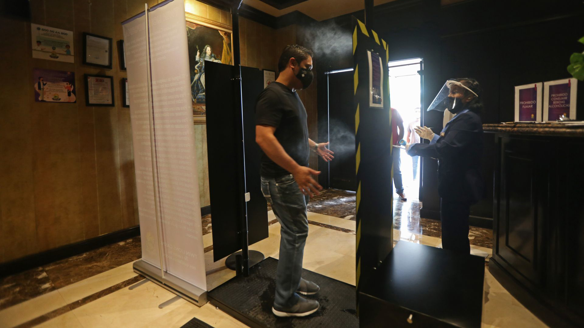 Un cliente de un conocido casino de la ciudad, le realizan el protocolo sanitario correspondiente, esto previo a entrar y hacer uso de las instalaciones y después de cinco meses de permanecer cerrados a causa de la pandemia sanitaria del COVID-19 (Foto: Cuartoscuro)