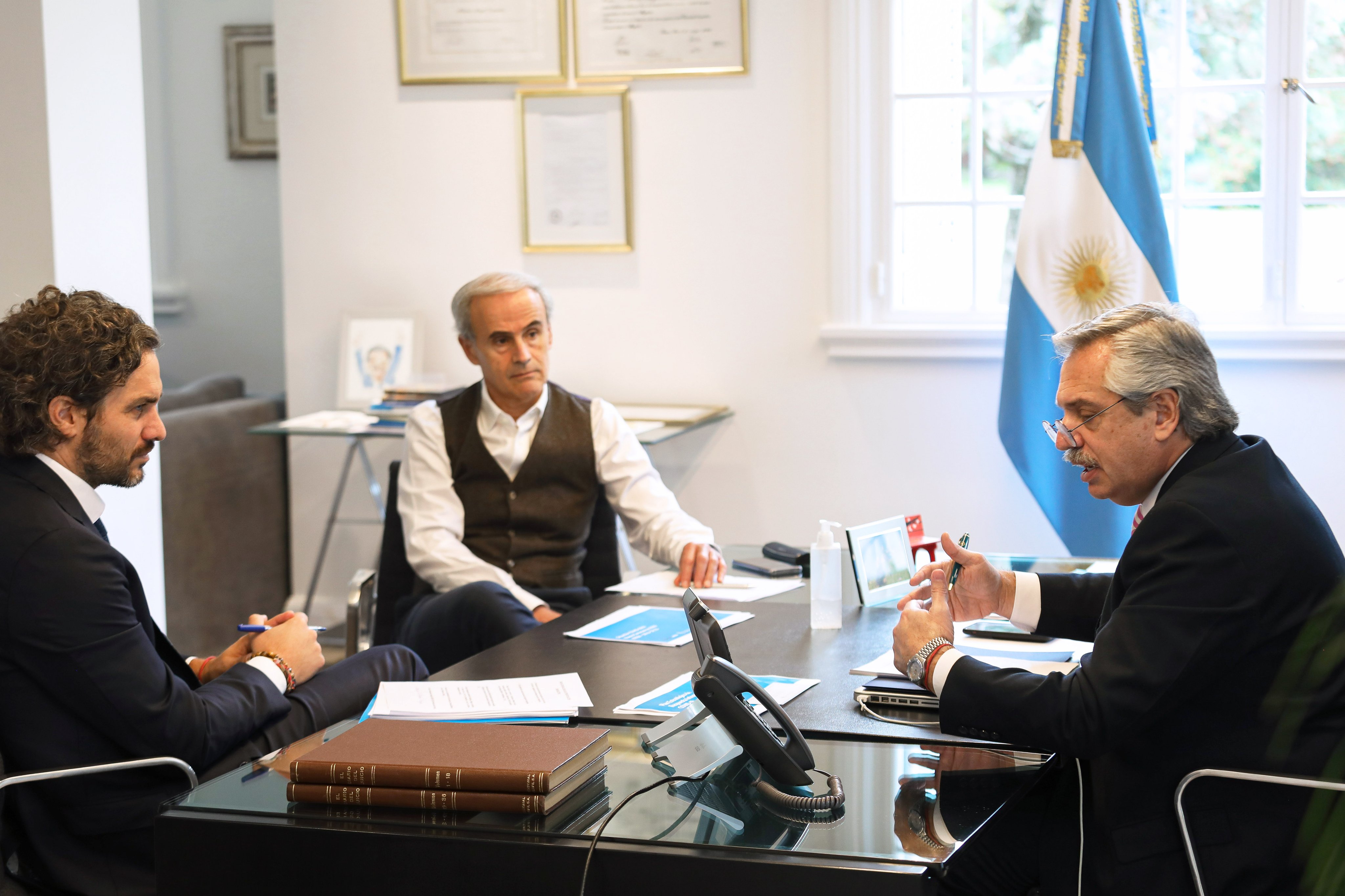 Julio Vitobello, en el medio, entre Alberto Fernández y Santiago Cafiero, los funcionarios más cercanos al Presidente