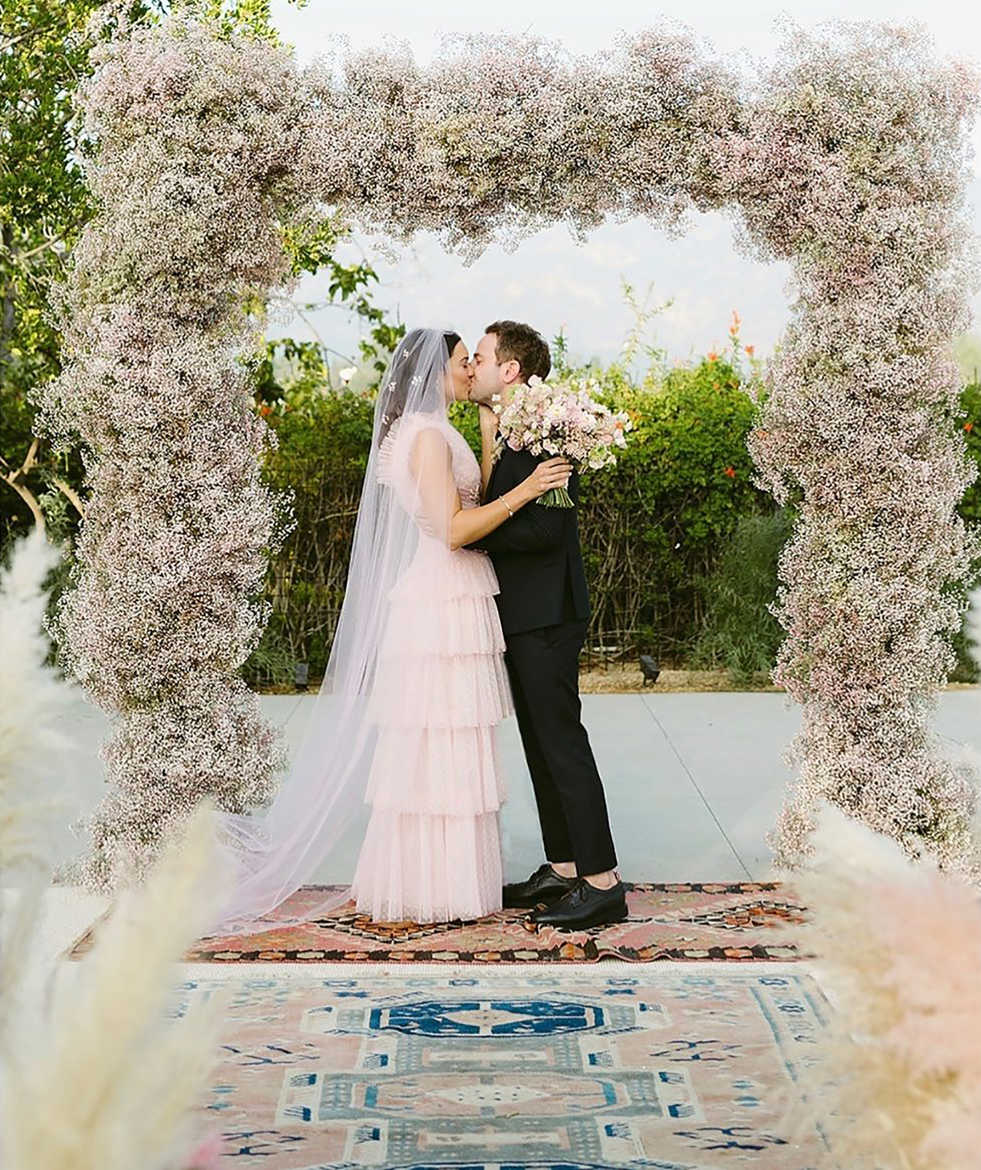 La actriz Mandy Moore y el músico Taylor Goldsmith se casaron en el jardín de su casa de Los Ángeles