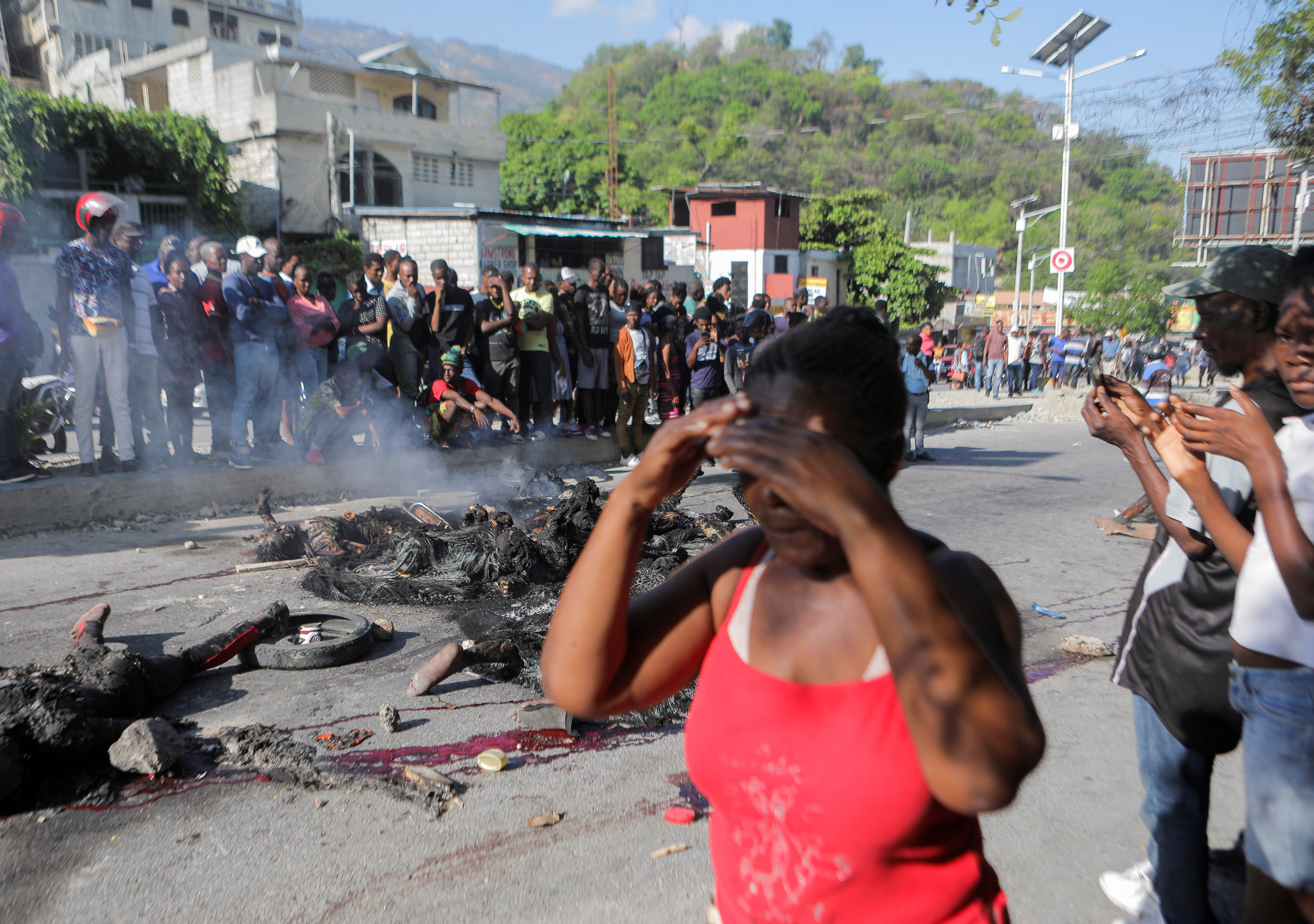 La multitud se llevó a los presuntos pandilleros, los golpeó y apedreó antes de colocarles neumáticos, rociarles gasolina y prenderles fuego (REUTERS/Ralph Tedy Erol)