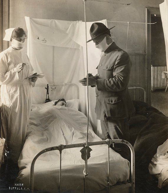 Los hospitales estaban llenos y ofrecían opciones limitadas de tratamiento. Todavía no se habían descubierto los antibióticos para tratar infecciones bacterianas que eran secundarias y que, normalmente, acompañaban a la gripe. En Fort Porter, Nueva York, las camas se invertían para que los pacientes no respiraran en las caras de los demás.