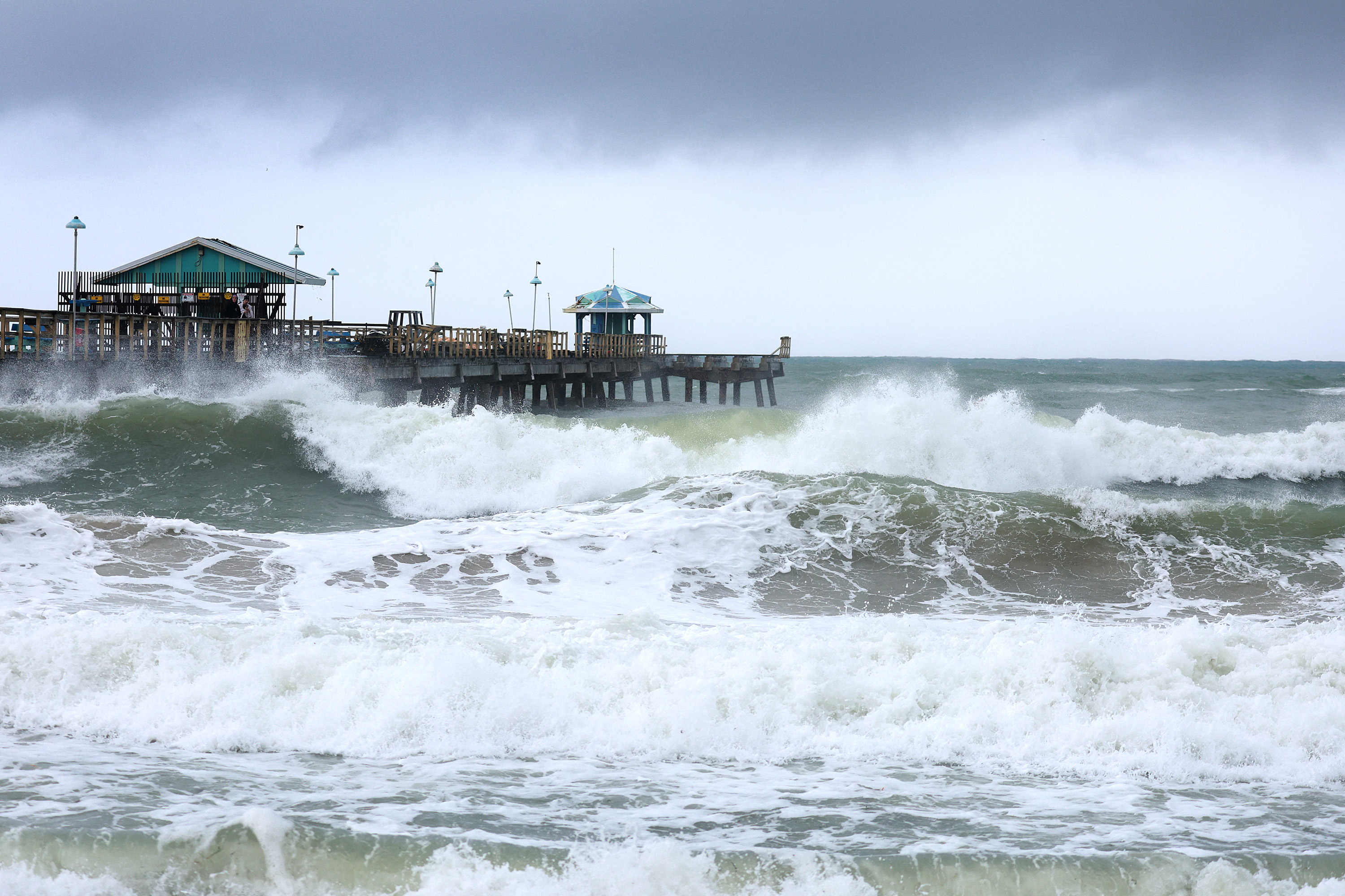 El huracán Nicole se acerca a la costa de Florida con fuertes vientos y peligrosas marejadas. (GETTY)