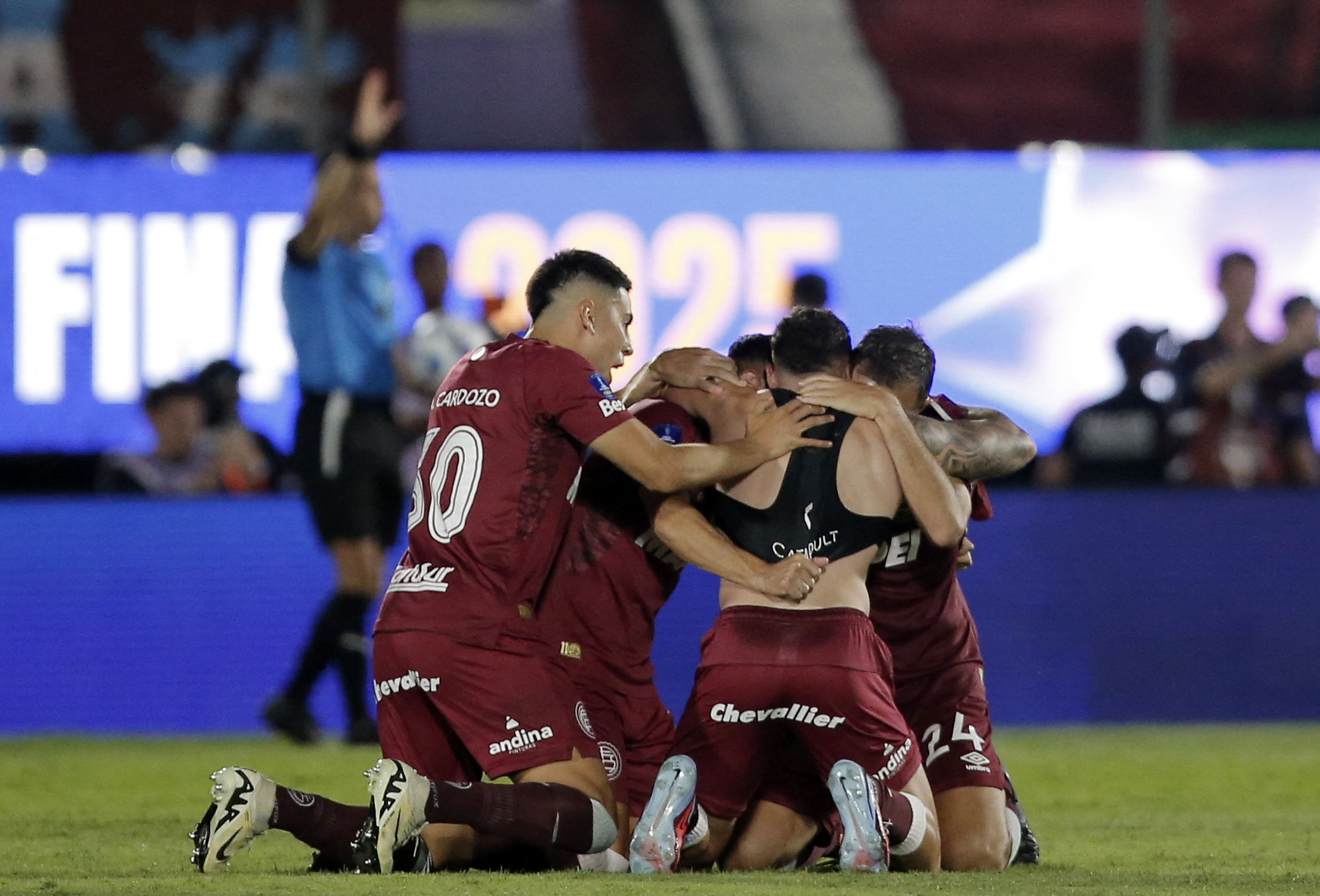 Los mejores memes de la consagración de Lanús en la Copa Sudamericana: de la actuación de Losada en modo “Dibu Martínez” a la presencia de Sampaoli