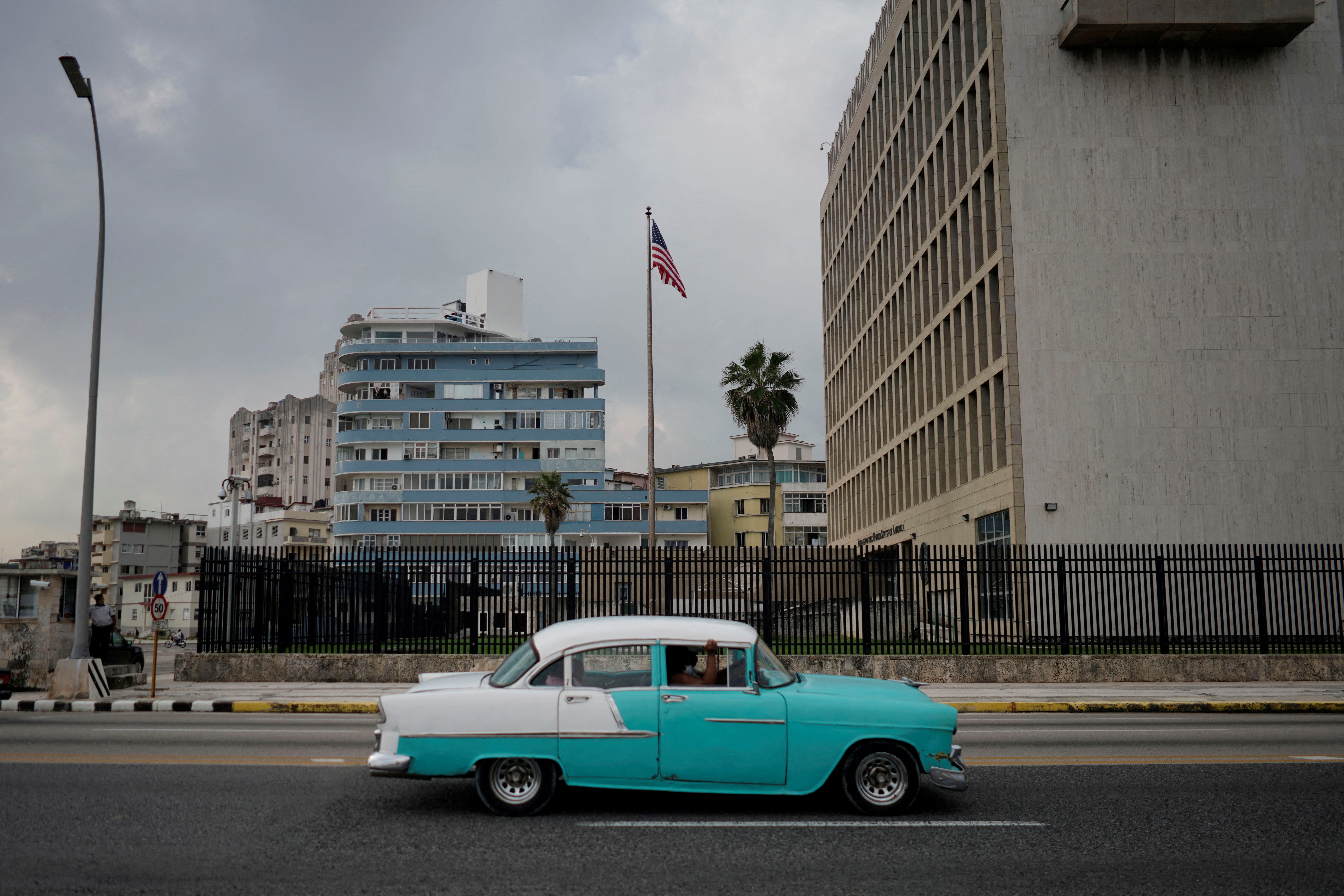 Un auto antiguo pasa frente a la sede diplomática (Reuters)
