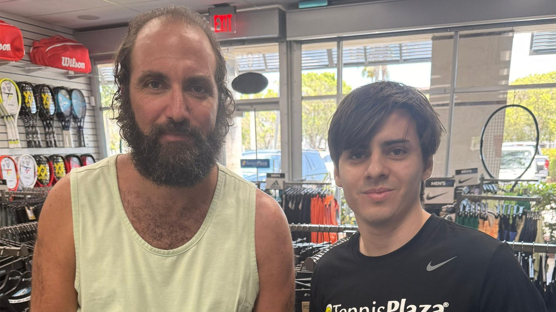 La imagen de Gonzalo Higua&iacute;n con un nuevo look junto a un fan&aacute;tico que se hizo viral: 