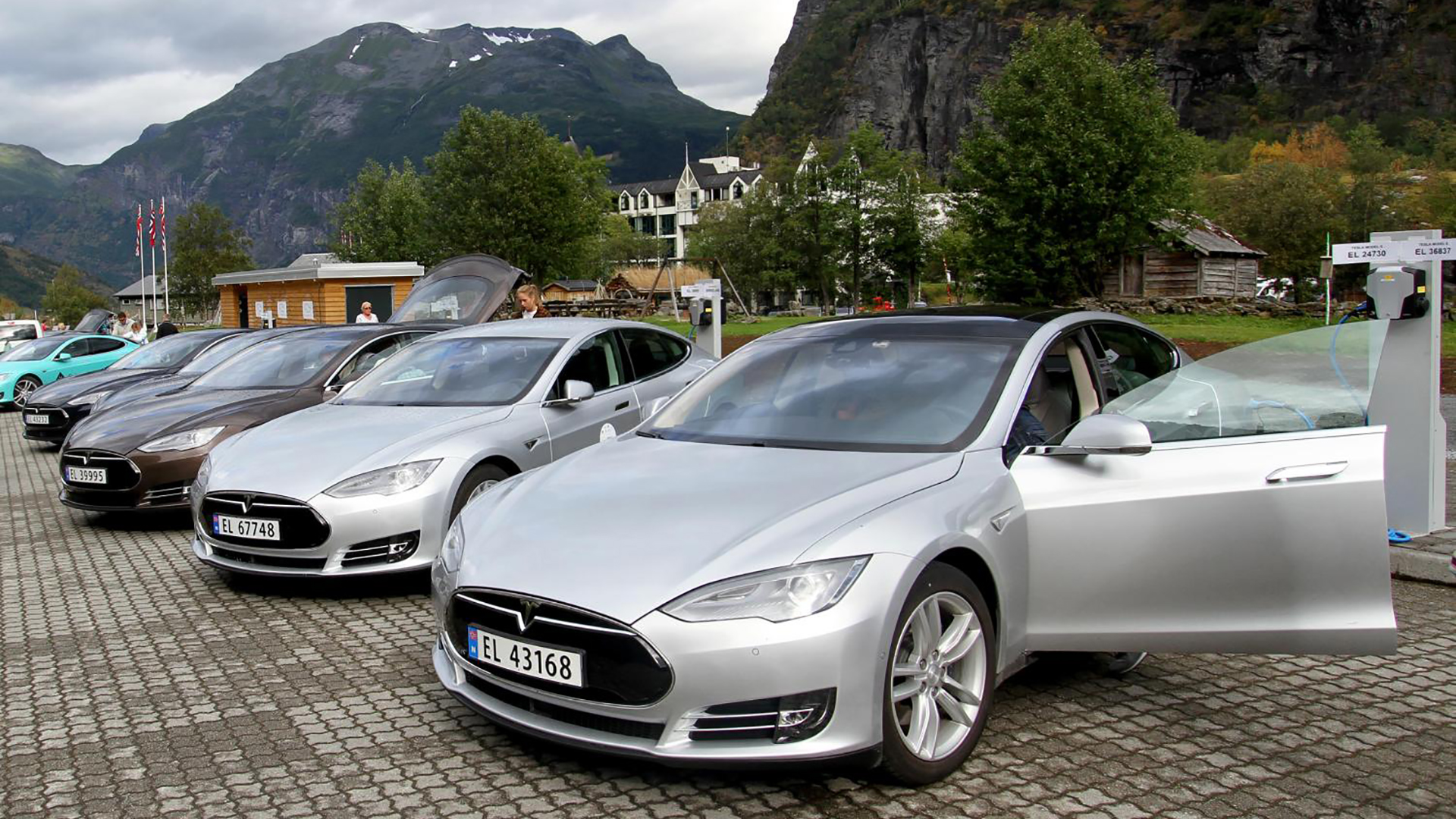 Récord y contraste: en Noruega la proporción de autos eléctricos supera la media del resto del mundo