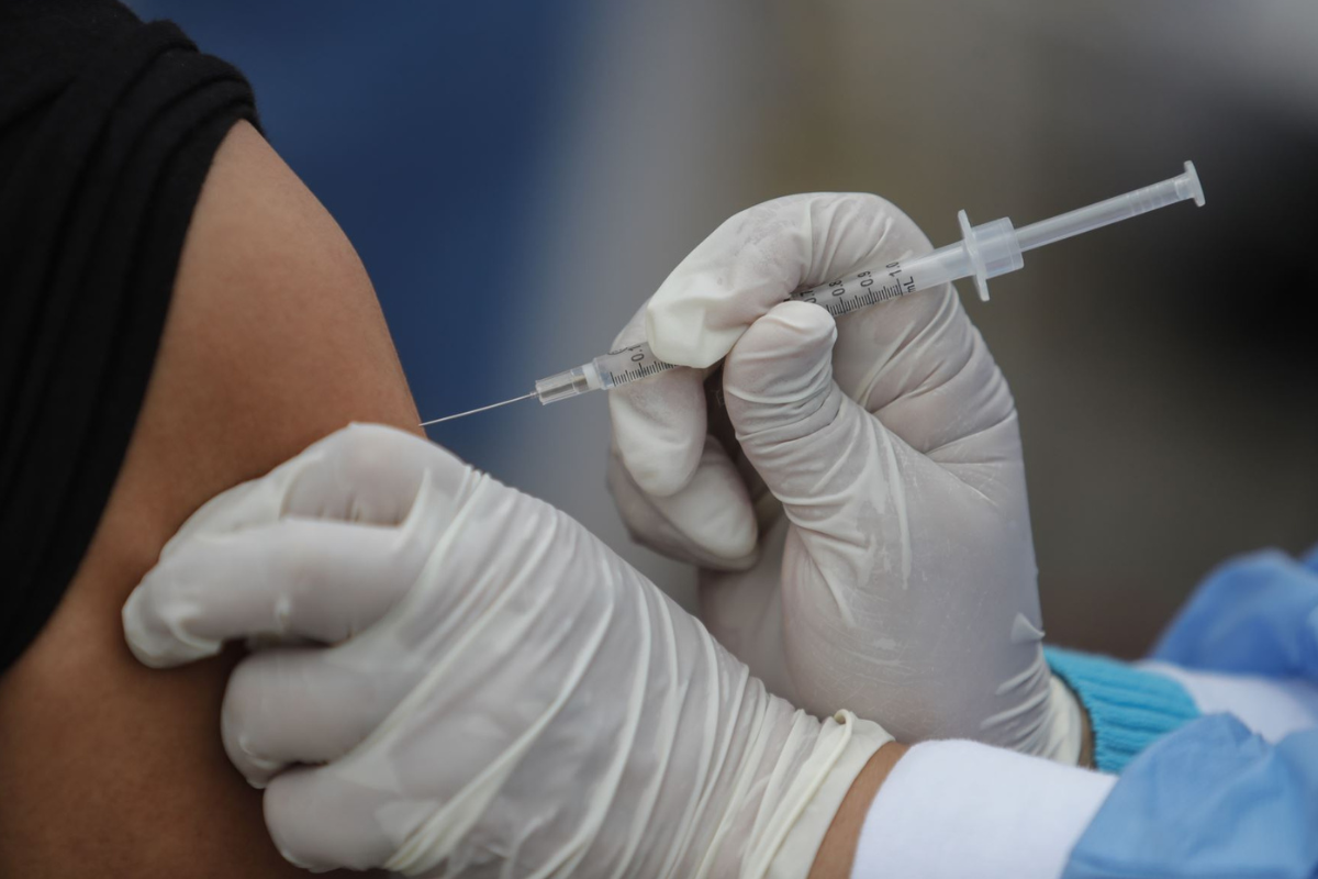 El estado de vacunación de las personas podría influir en el tipo de síntomas que se manifieatan (Andina)