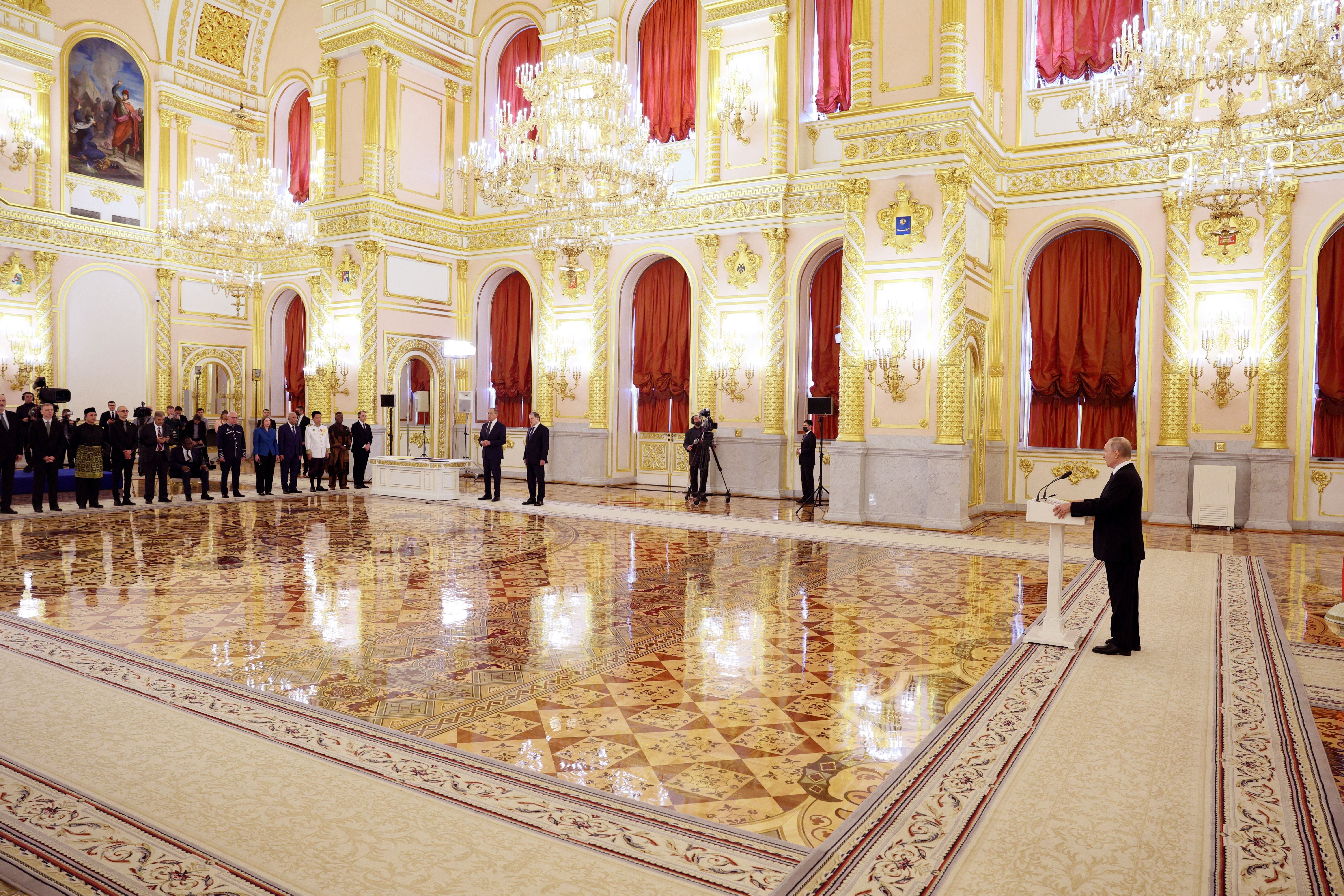 El presidente ruso, Vladímir Putin, pronuncia un discurso durante una ceremonia para recibir las credenciales diplomáticas de los embajadores extranjeros recién nombrados en el Salón Alejandro del Gran Palacio del Kremlin en Moscú, Rusia, 5 de abril de 2023