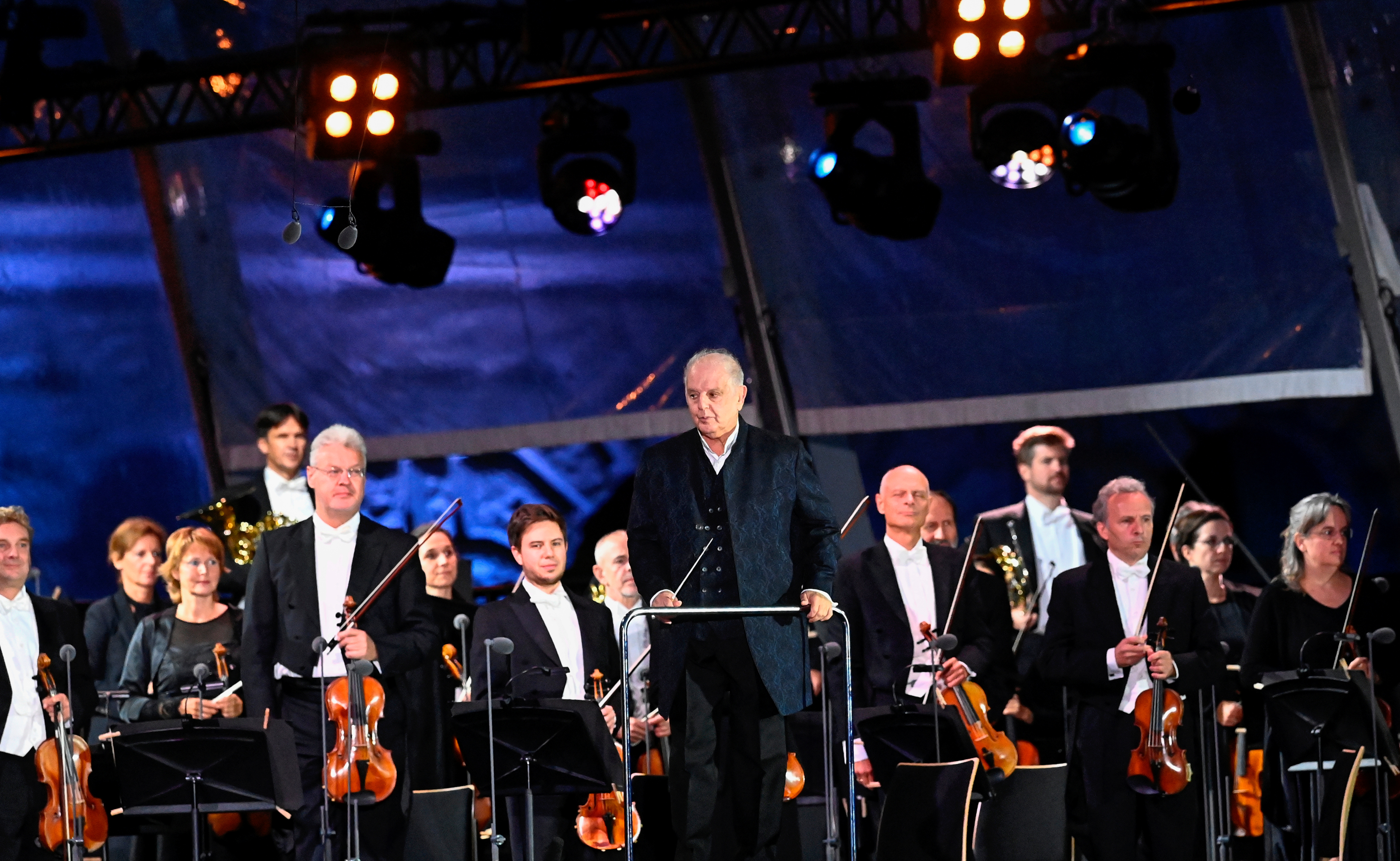 Daniel Barenboim y la Staatsoper de Berlin en el escenario, durante un concierto al aire libre en septiembre de  2020. (Tobias Schwarz/Pool via REUTERS)