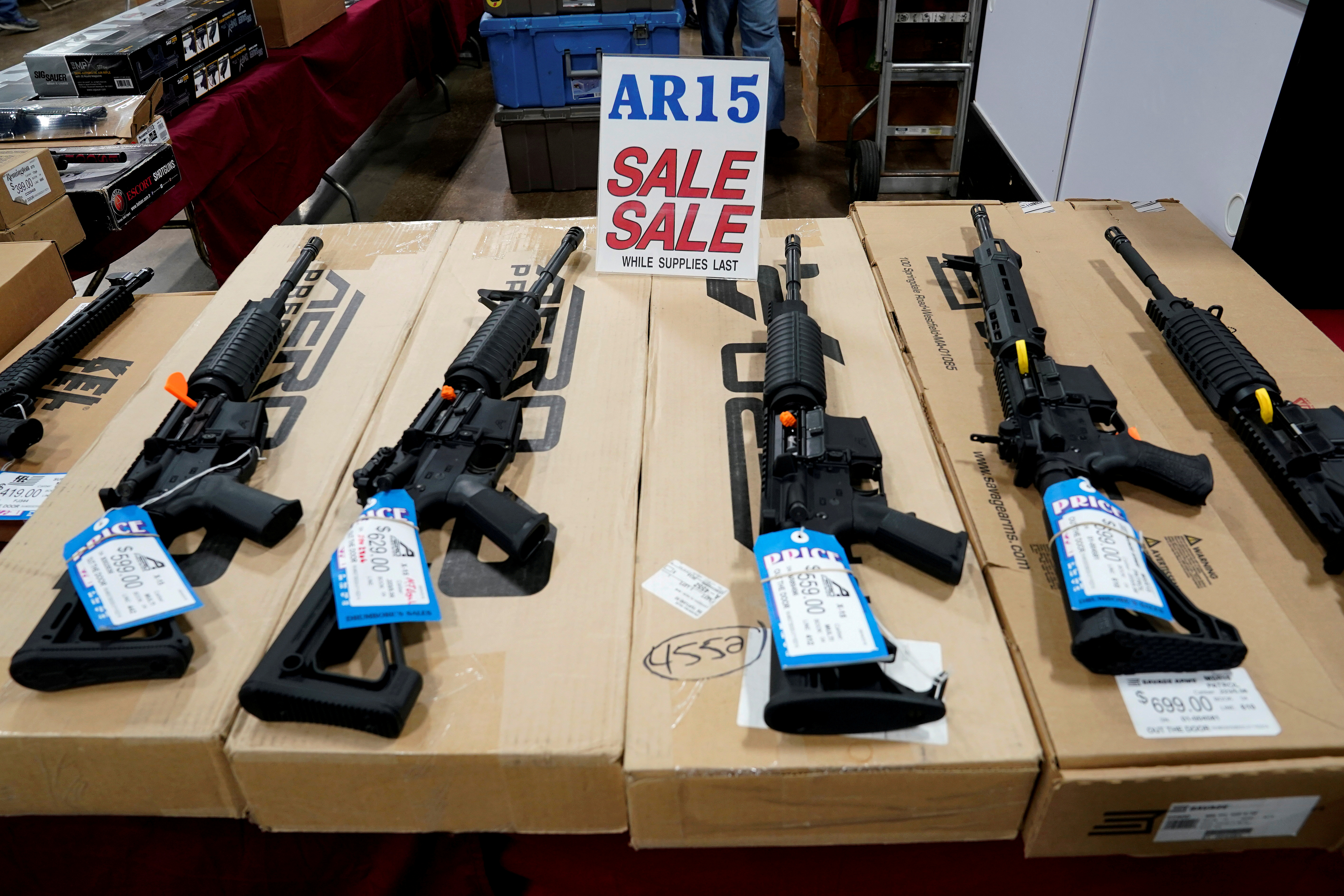 Rifles AR-15 mostrados en la feria de armas Guntoberfest en Pensilvania (Reuters)
