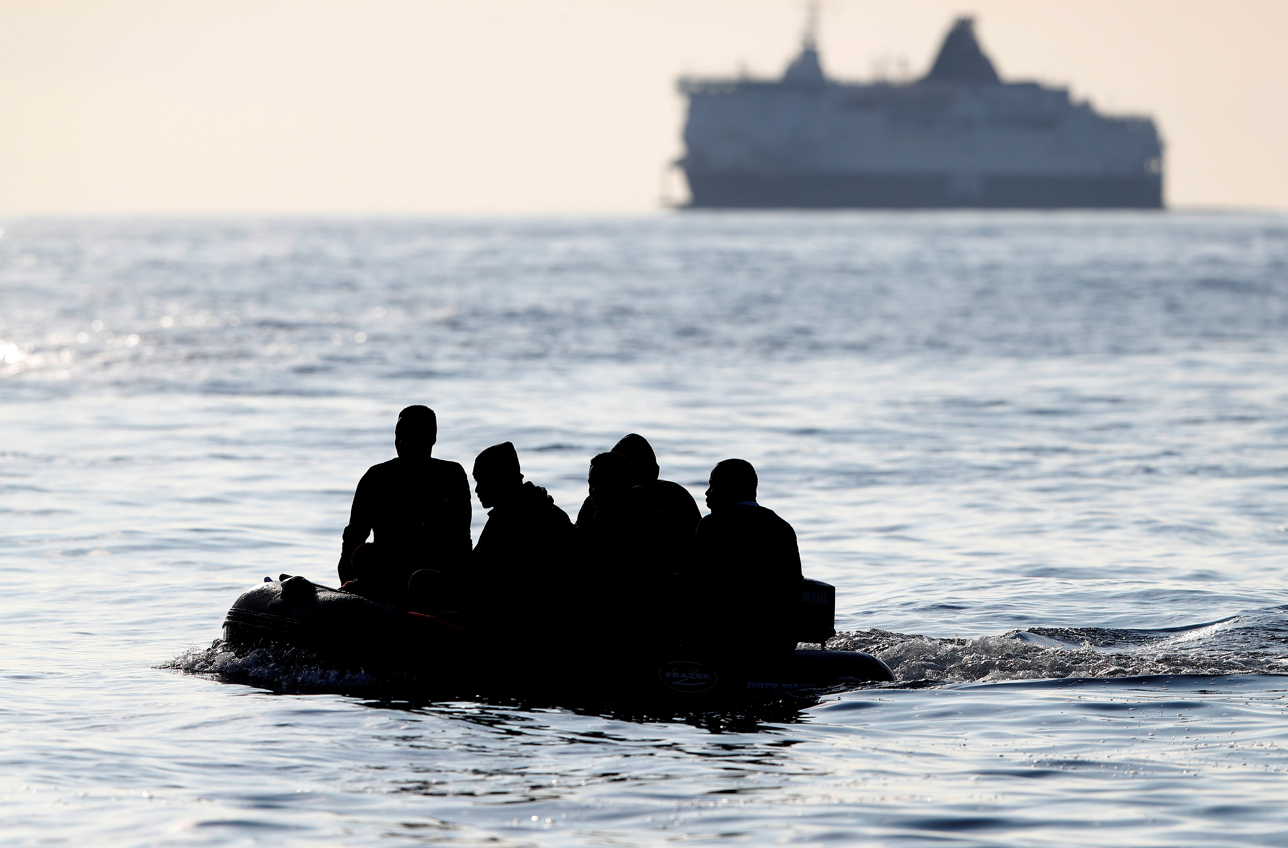Personas cruzan el Canal de la Mancha en un bote inflable cerca de Dover, Gran Bretaña (Reuters)