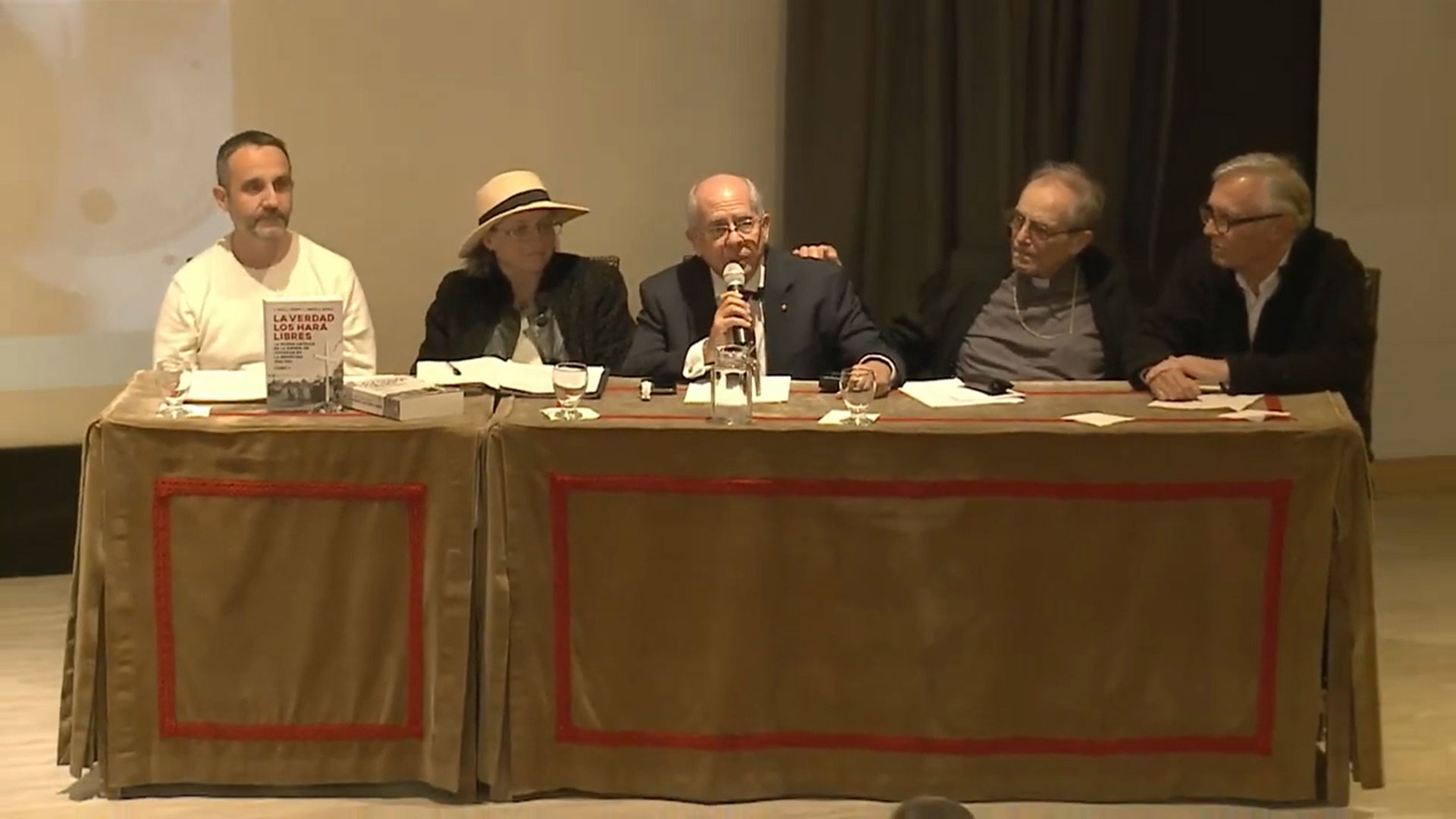 De izquierda a derecha: Ricardo Albelda, María Cristina Cacabelos, Jorge Colombres Mármol, Jorge Casaretto y Roberto Bosca. Panel de presentación de "La verdad los hará libres" en el CUDES