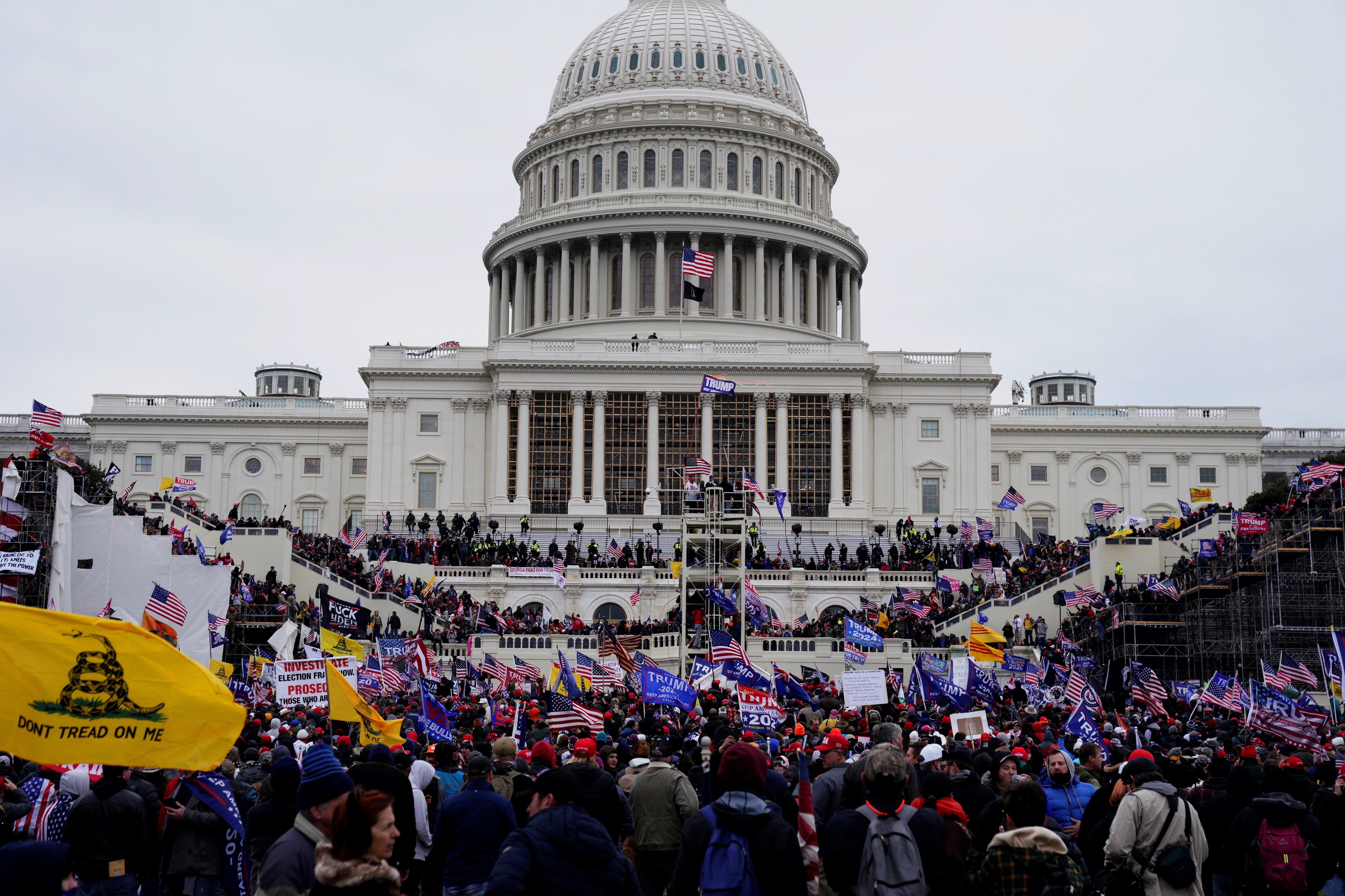 Seguidores de Donald Trump irrumpen durante unas protestas en los terrenos del Capitolio de los Estados Unidos el 6 de enero de 2021 en Washington (Estados Unidos). EFE/ WILL OLIVER/Archivo
