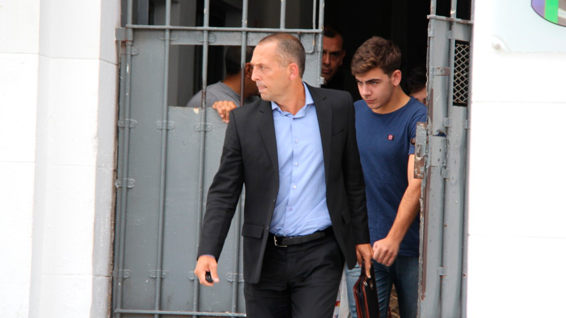 Alejo Milanesi al salir de la cárcel de Dolores el año pasado junto a su defensor, Hugo Tomei (Ezequiel Acuña)