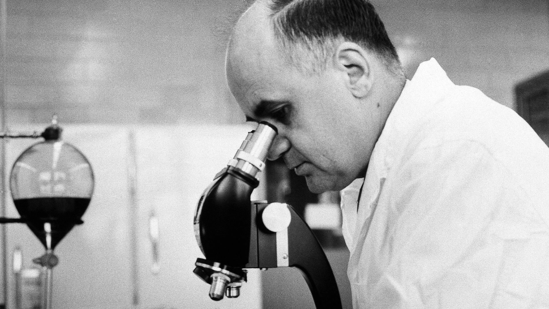 El doctor Maurice Hilleman mantiene el récord de la preparación más rápida de una vacuna del laboratorio a la clínica: cuatro años (Associated Press)