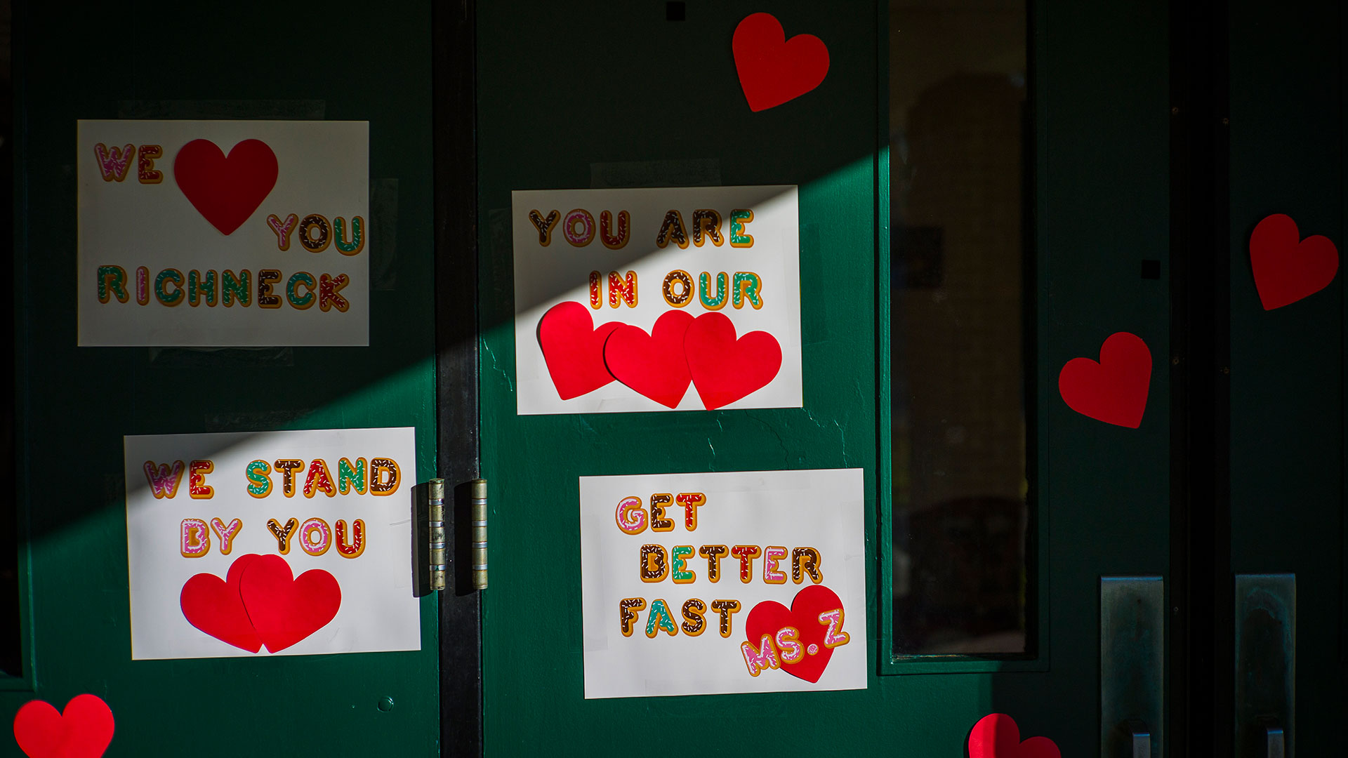 ARCHIVO - Mensajes de apoyo para la maestra Abby Zwerner, quien recibió un disparo de un estudiante de 6 años, adornan la puerta principal de la escuela primaria Richneck Newport News, Virginia, el 9 de enero de 2023.  (Foto AP/John C. Clark, archivo)


