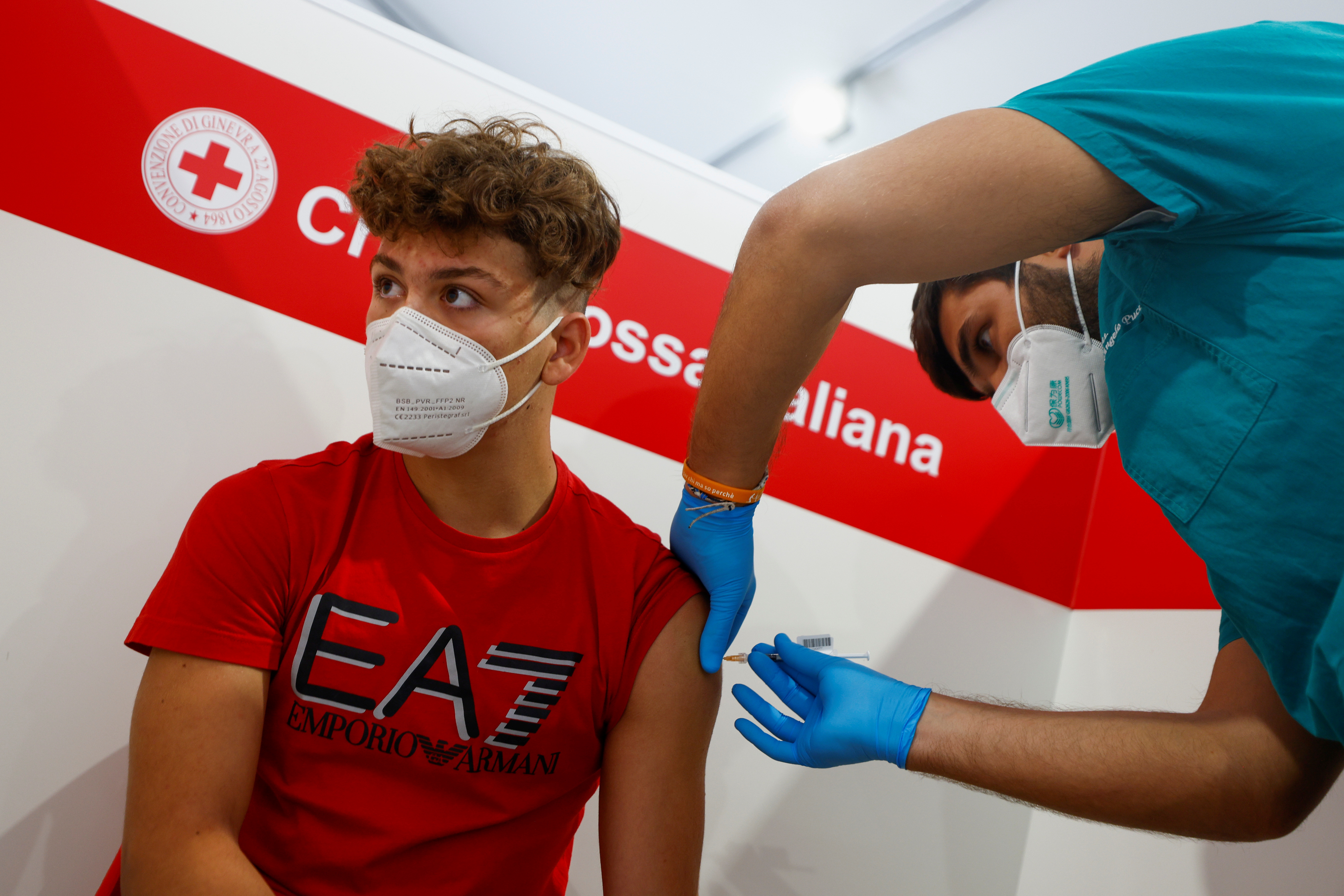 Un niño de 14 años recibe una dosis de la vacuna contra la enfermedad del coronavirus (COVID-19) de Pfizer-BioNTech en el centro de vacunación "La Vela" en Roma, el 16 de agosto de 2021. REUTERS/Guglielmo Mangiapane
