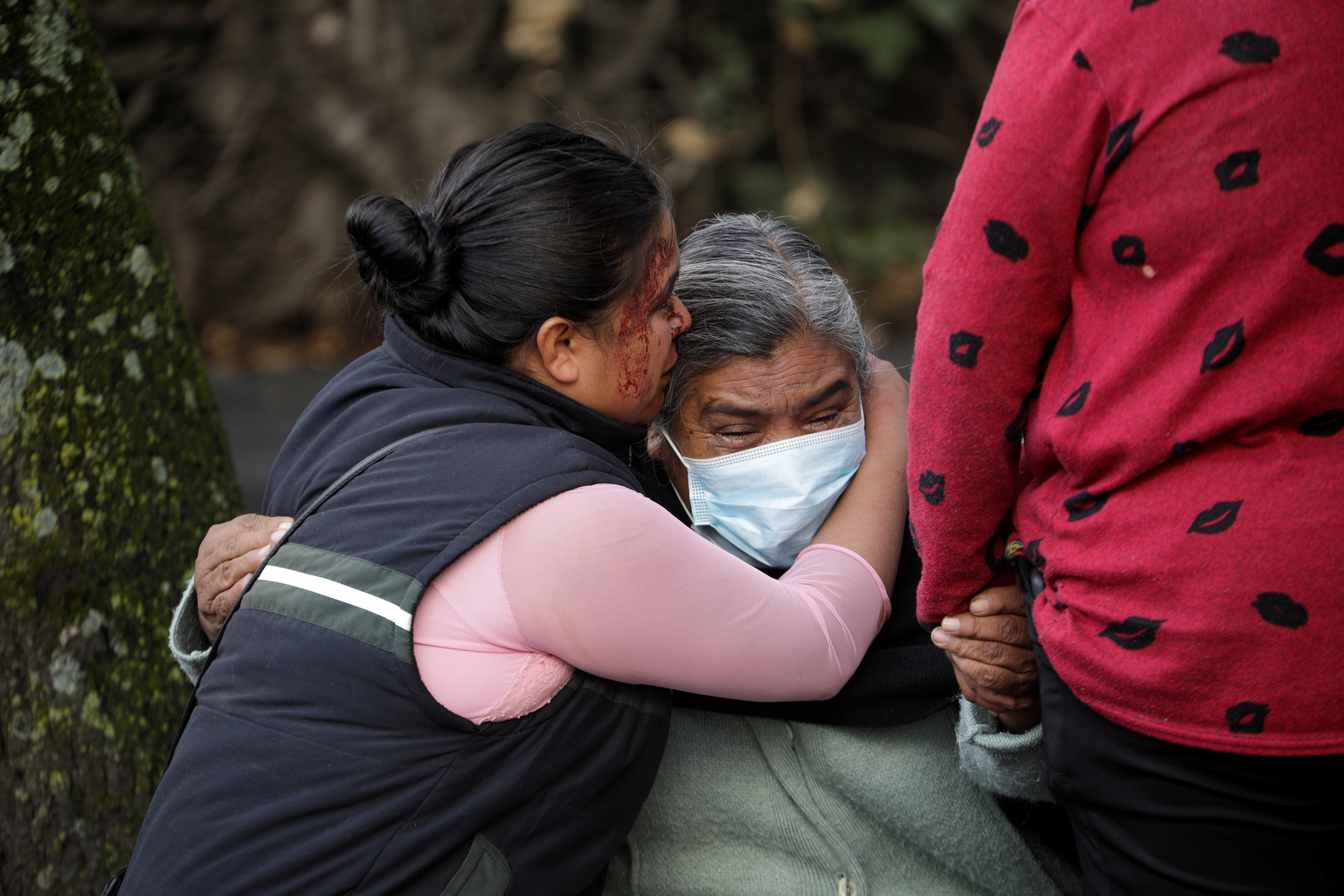 Dos mujeres, ajenas a los hechos, fueron víctimas del fuego cruzado, una de ellas perdió la vida y la otra está herida (REUTERS/Luis Cortes)