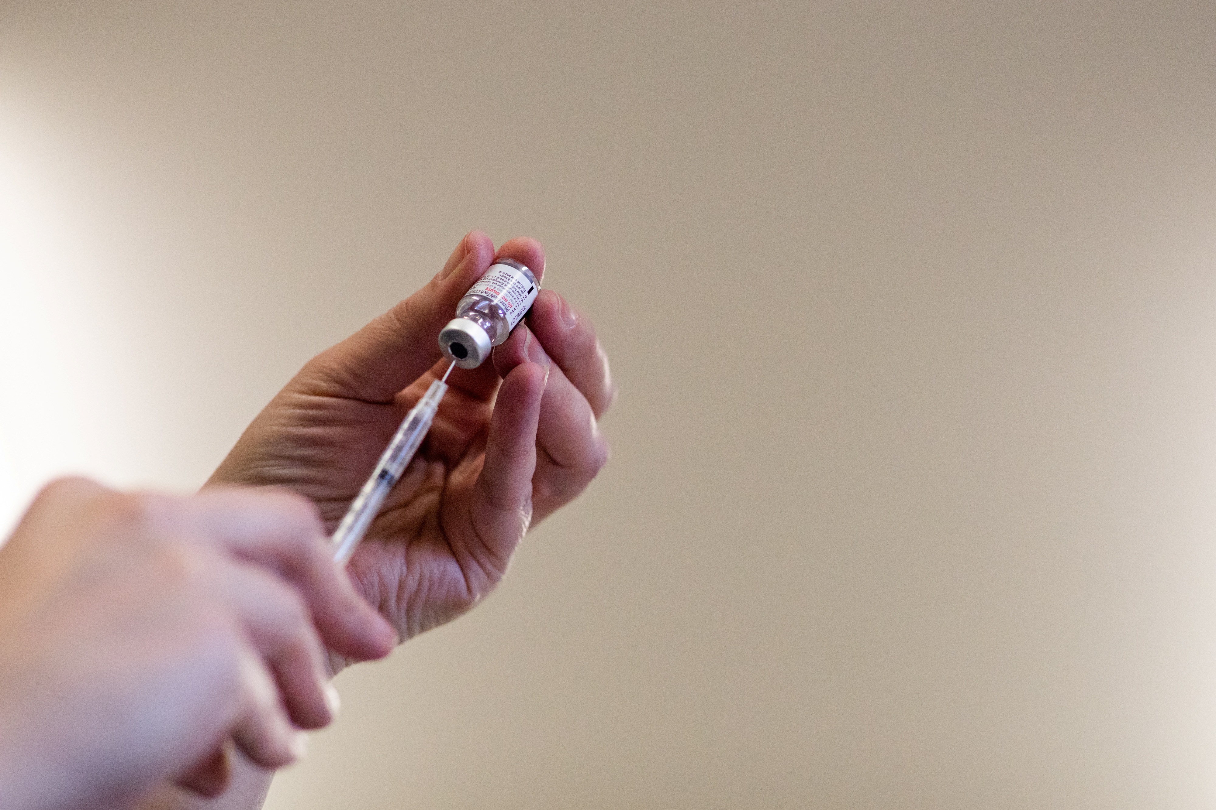 Las personas que aún no recibieron refuerzo de vacunas y los inmunocomprometidos están entre las más vulnerables frente al virus (Reuters)