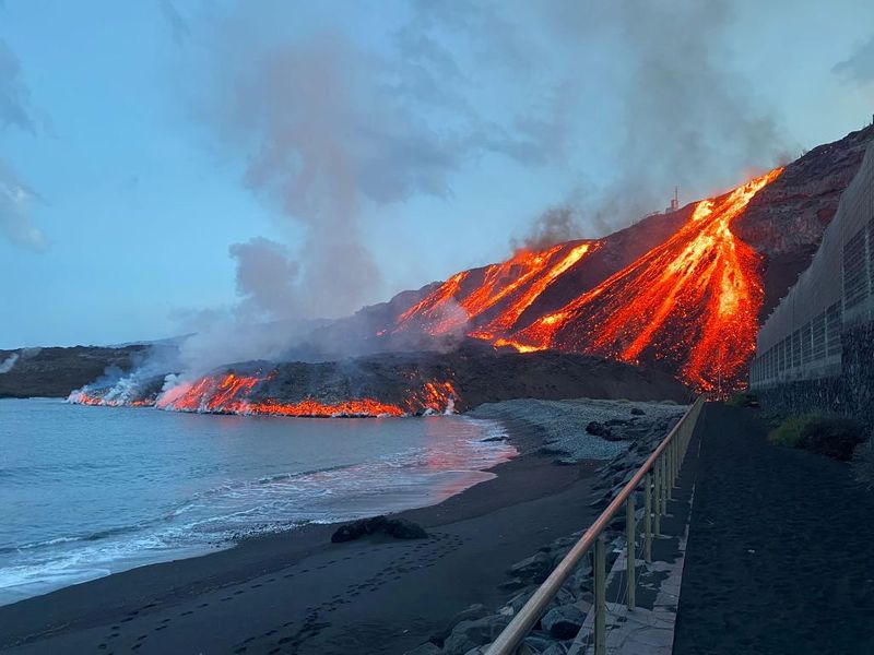 La lava del volcán de La Palma alcanzó una playa cercana a la isla formada por la primera colada 