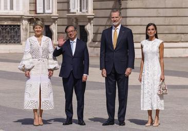 Cuánto cuesta y quién es el diseñador del “outfit” que ha usado Verónica  Alcocer en su visita a los reyes de España - Infobae