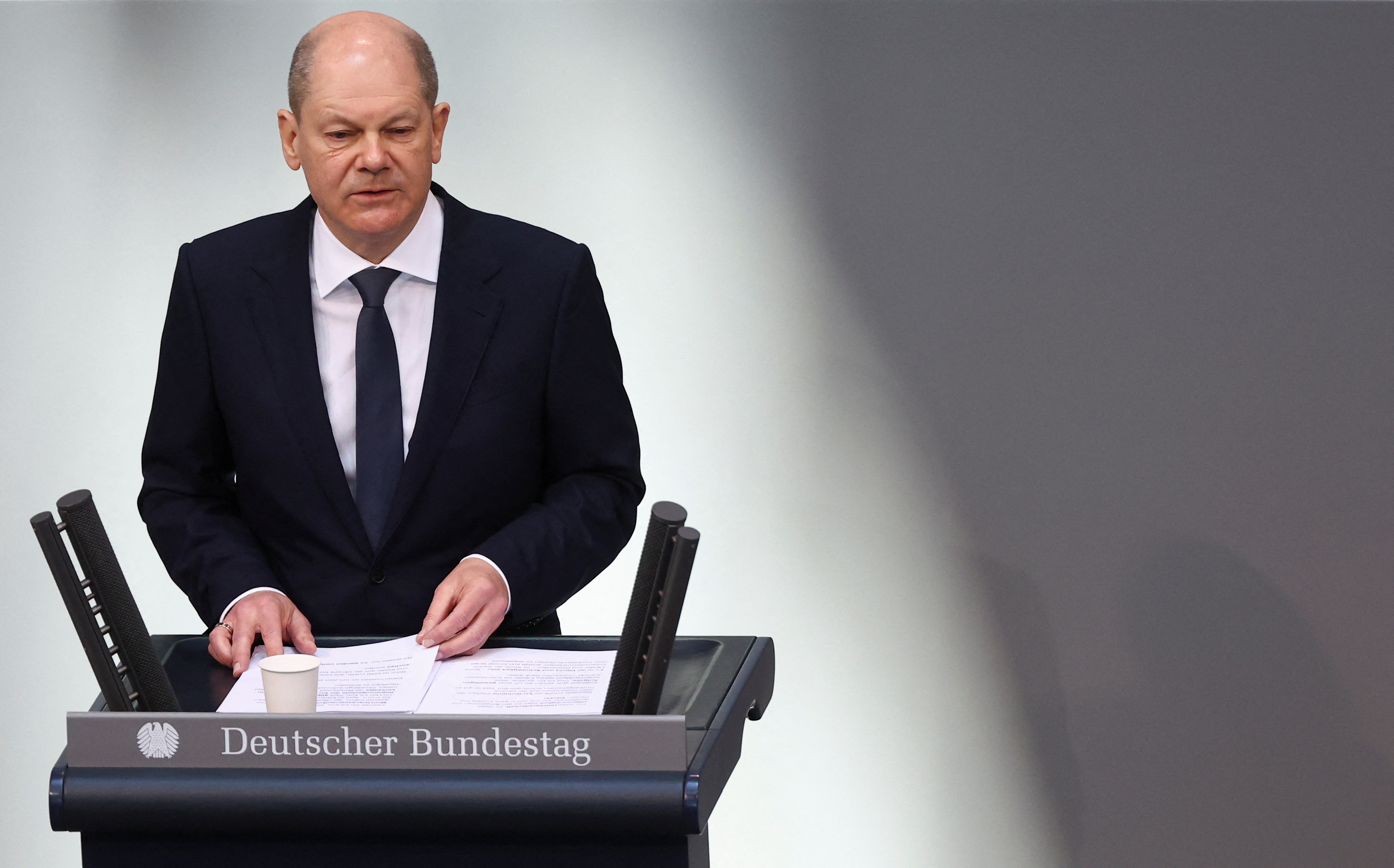 El canciller alemán, Olaf Scholz, habla durante una sesión presupuestaria de la cámara baja del parlamento alemán, el Bundestag, en Berlín, Alemania, el 23 de marzo de 2022. REUTERS/Lisi Niesner