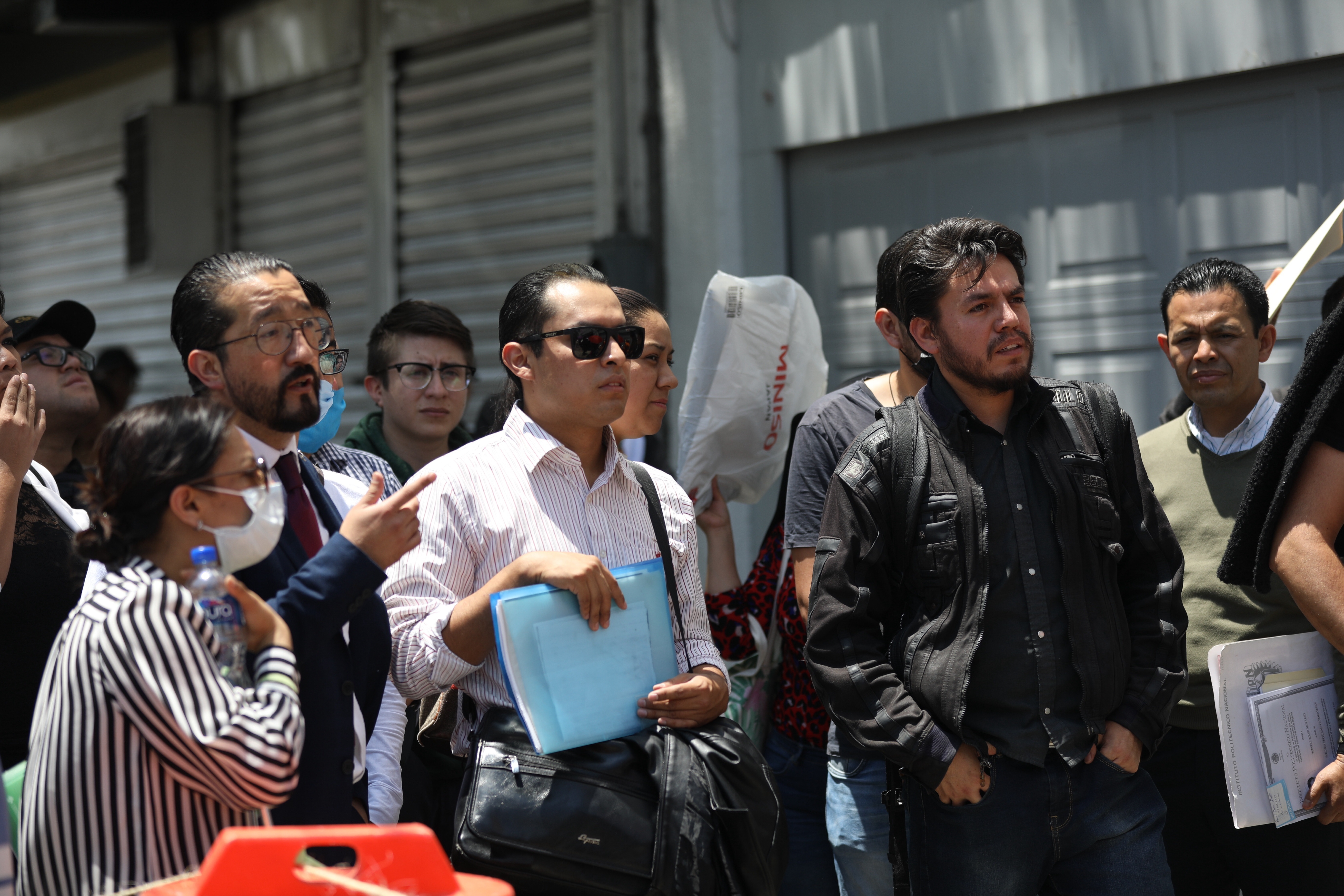 Personas hacen fila en el edificio sindical del Instituto Mexicano del Seguro Social (IMSS) en busca de empleo, en CDMX
