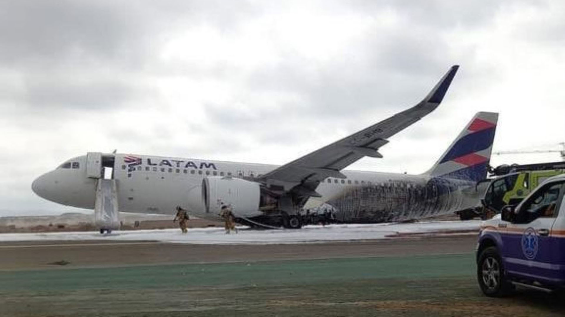 This is how the Latam plane was left after the accident.  (TV Peru)