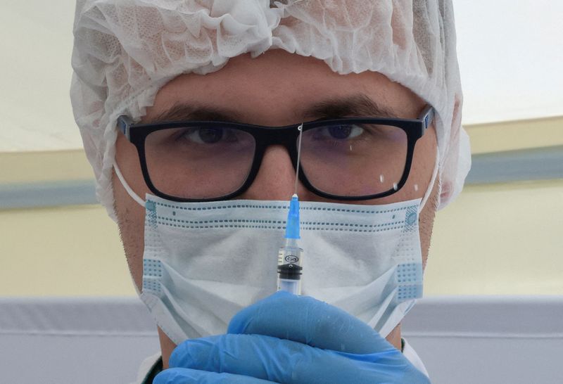Foto de archivo ilustrativa de un trabajador de salud preparando una vacuna Sputnik Light contra el coronavirus en Moscú. 
Jun 30, 2021. REUTERS/Tatyana Makeyeva