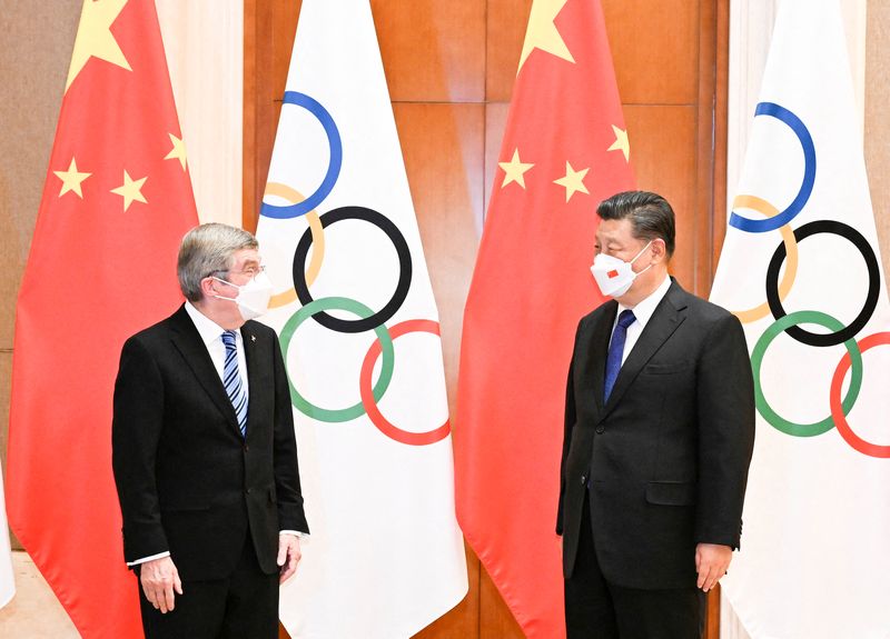El presidente de China, Xi Jinping, se reúne con el presidente del Comité Olímpico Internacional (COI), Thomas Bach, en la Casa de Huéspedes de Estado Diaoyutai en Pekín, China. 25 de enero, 2022. Zhang Ling/Xinhua via REUTERS