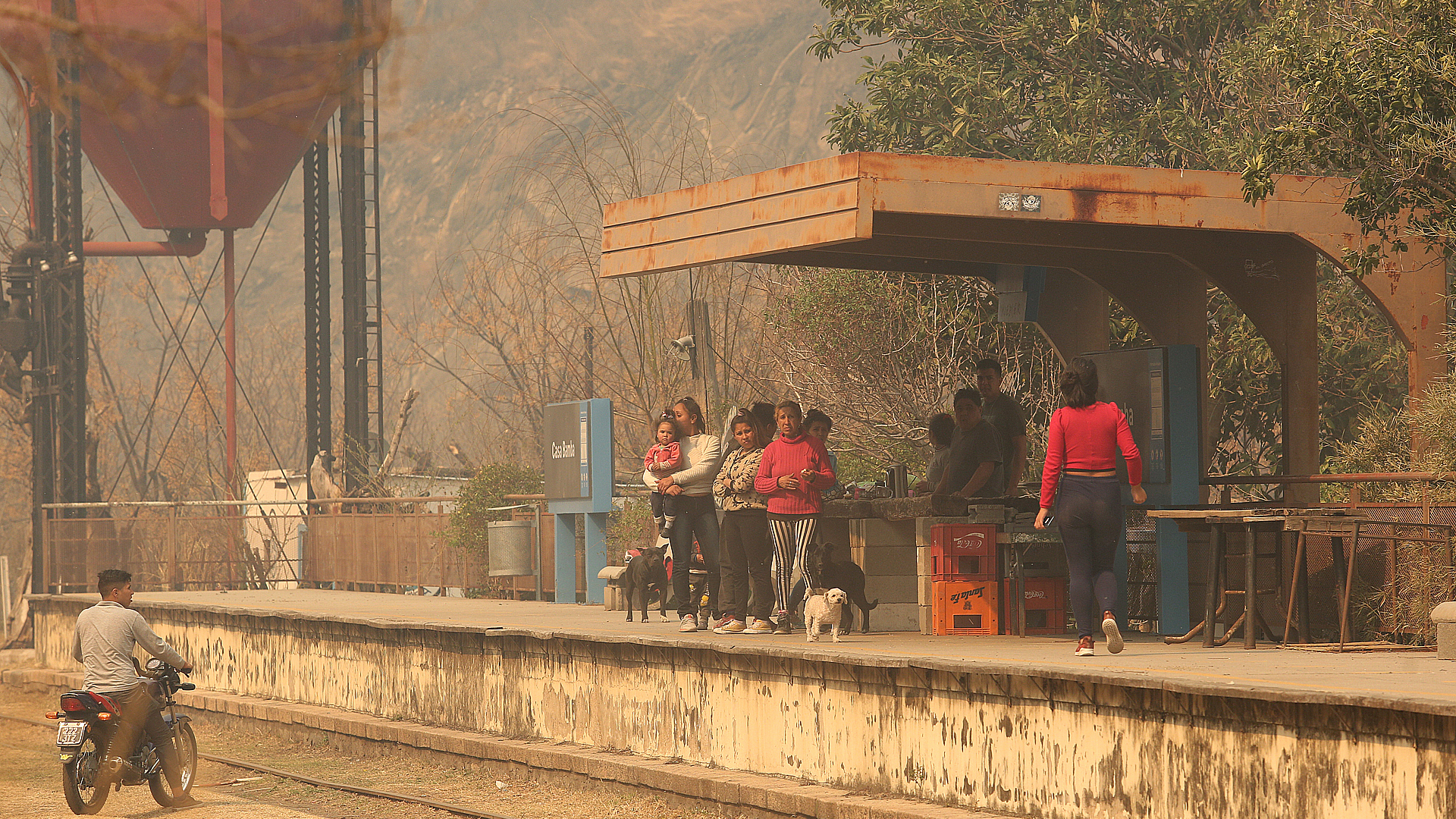 Las familias fueron trasladadas por las vías del tren debido a un error de la central hidroeléctrica de EPEC, que hizo que se abriera una de las válvulas, aumentando el caudal del río Primero y bloqueando el cruce por un puente.