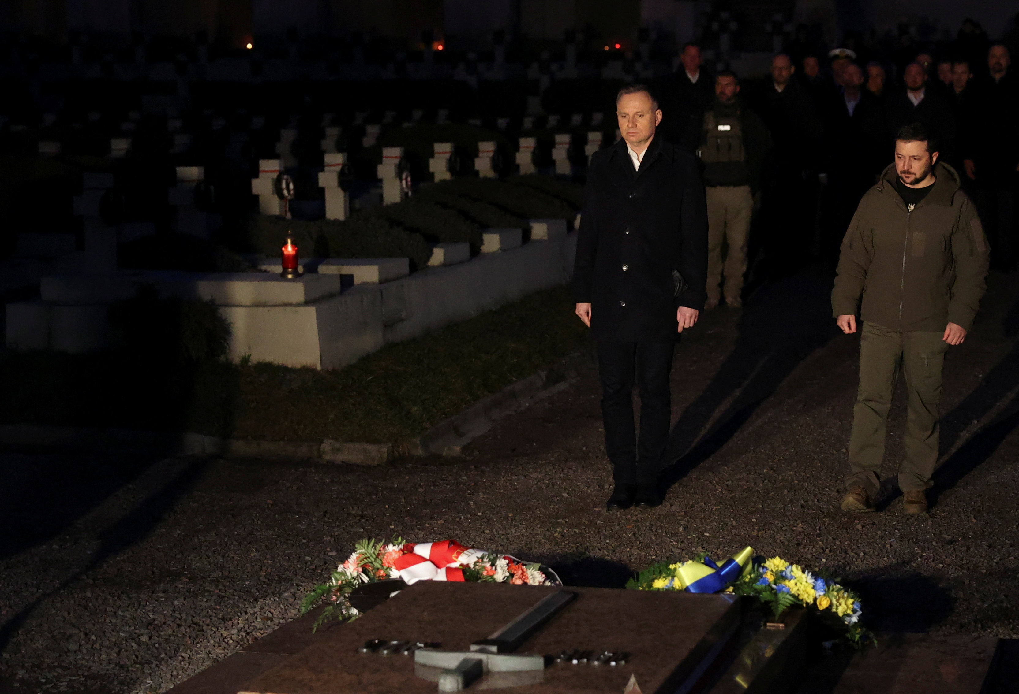 El presidente de Polonia, Andrzej Duda, y el presidente de Ucrania, Volodimir Zelensky, conmemoran a los defensores ucranianos caídos en un cementerio, en medio del ataque de Rusia a Ucrania, en Lviv, Ucrania, 11 de enero de 2023.  REUTERS/Roman Baluk