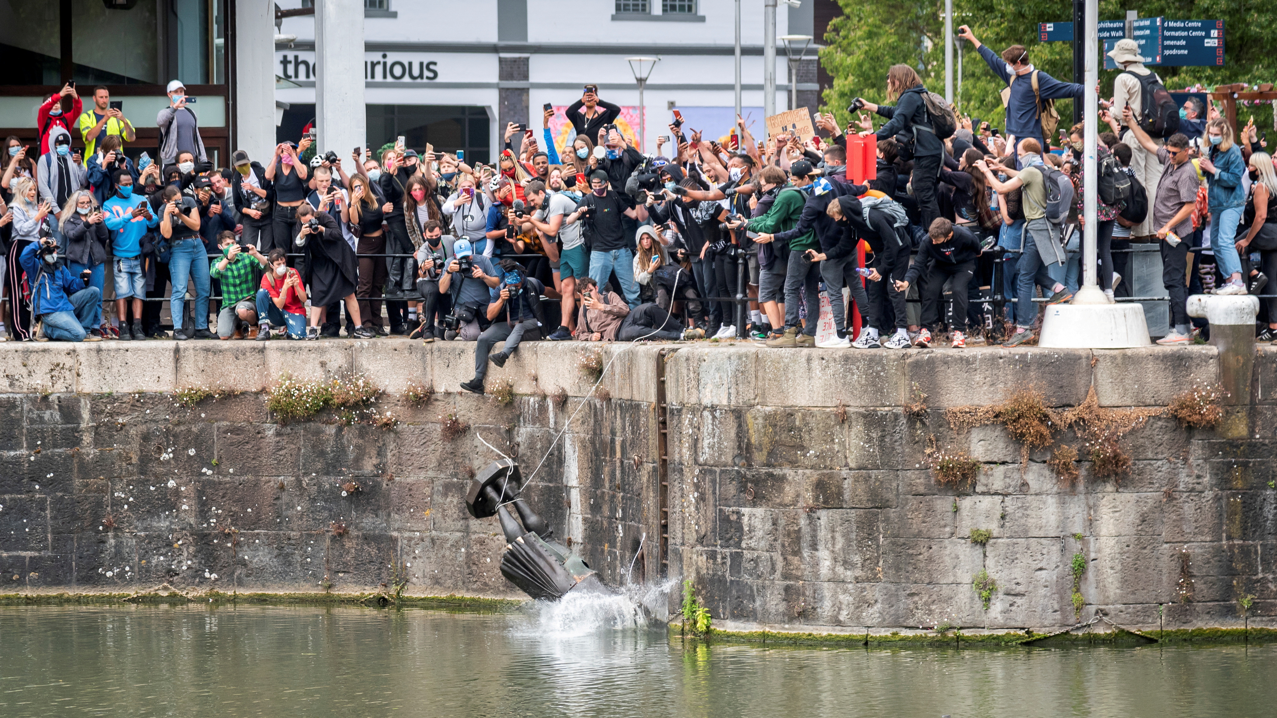 Manifestantes tiran al agua la estatua de Edward Colston durante una protesta contra la desigualdad racial tras la muerte de George Floyd. Gran Bretaña, 7 de junio de 2020 (Foto: Keir Gravil / REUTERS)